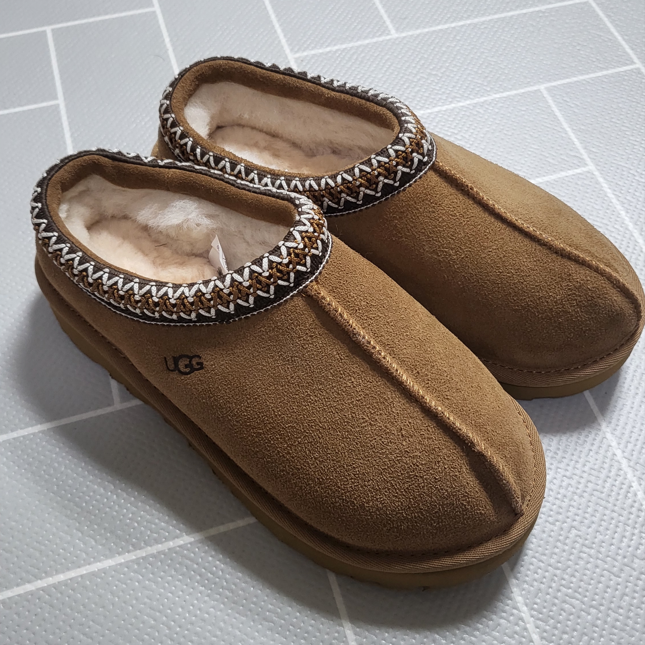 (W) UGG Tasman Slipper Chestnut 착용 스타일