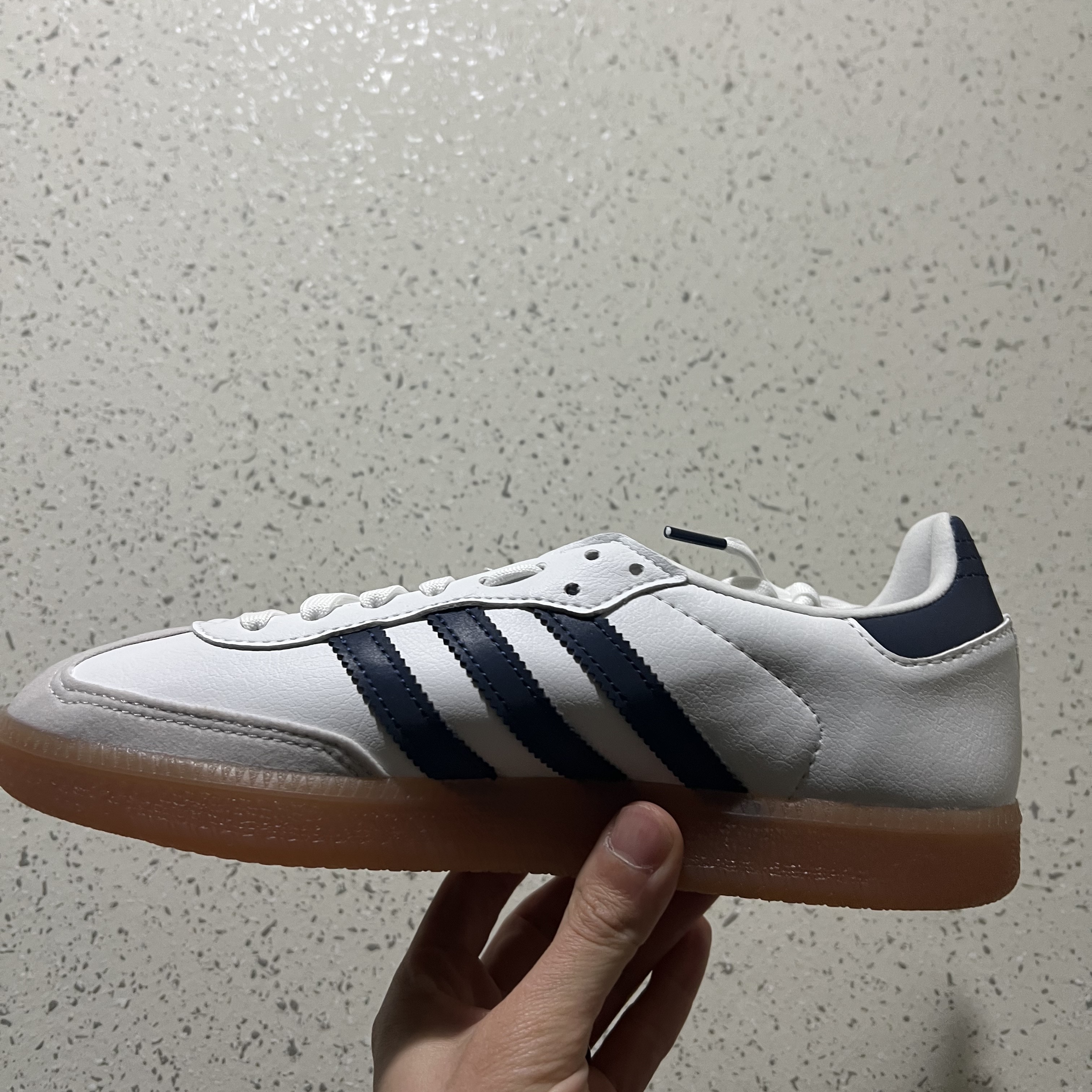 Adidas Velosamba Vegan Cycling Cloud White Team Navy Blue 착용 스타일 - 1