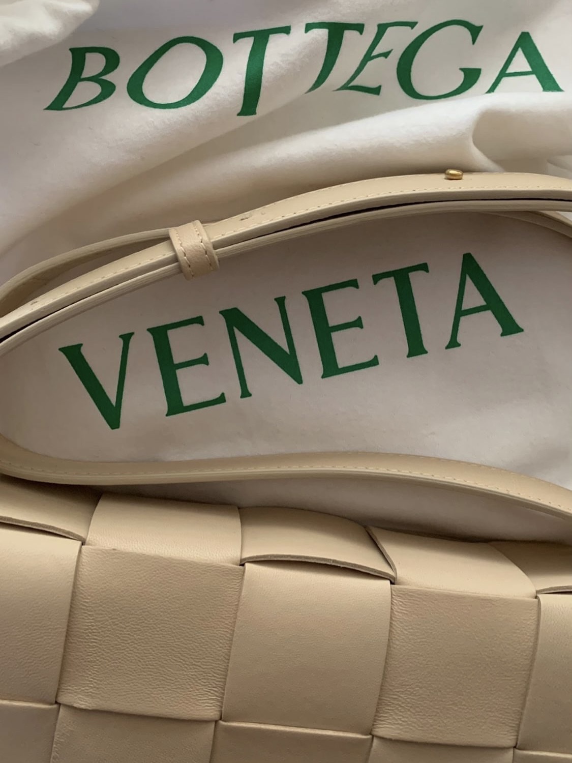 Bottega Veneta Lambskin Leather Cassette Almond 착용 스타일