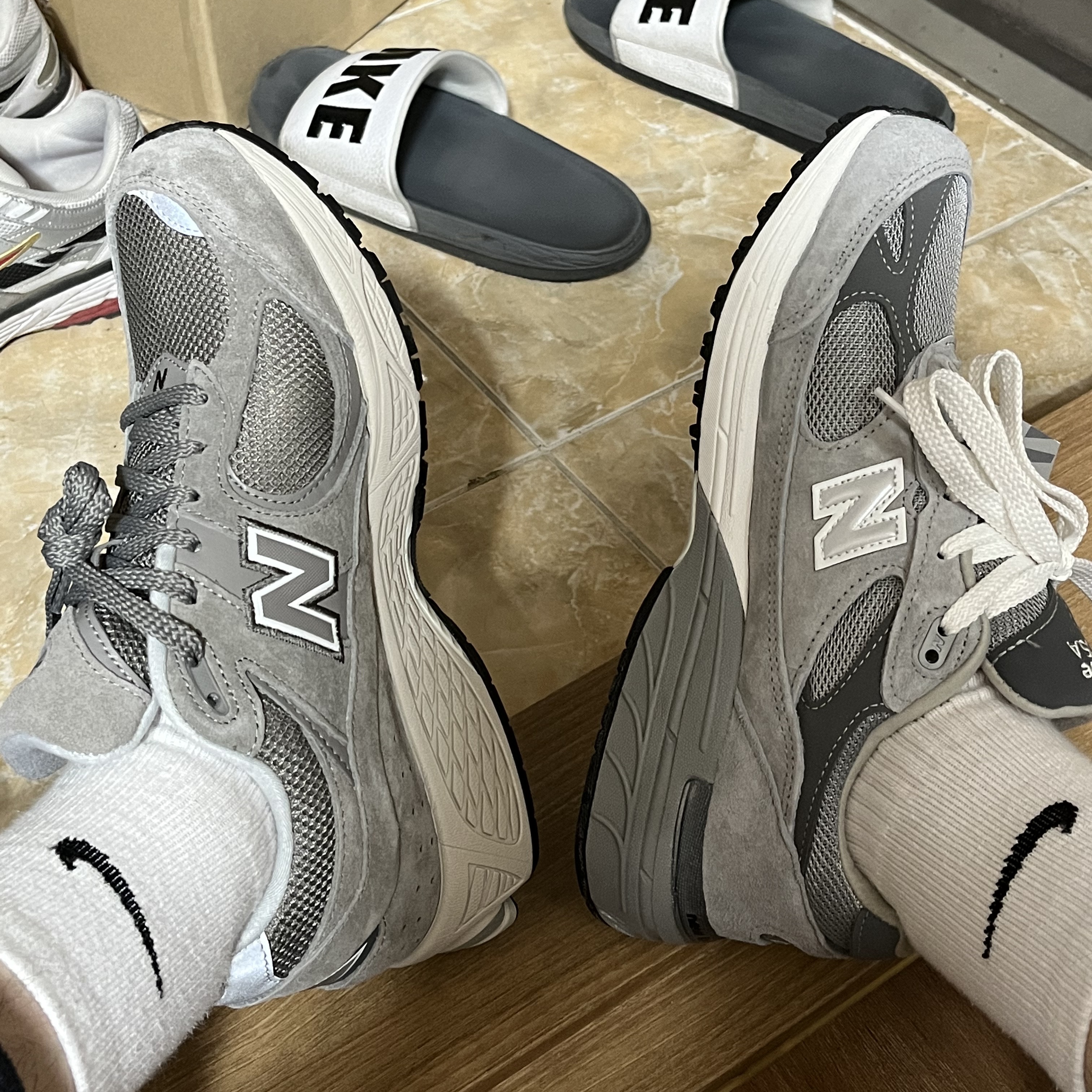 New Balance 2002R Grey 착용 스타일