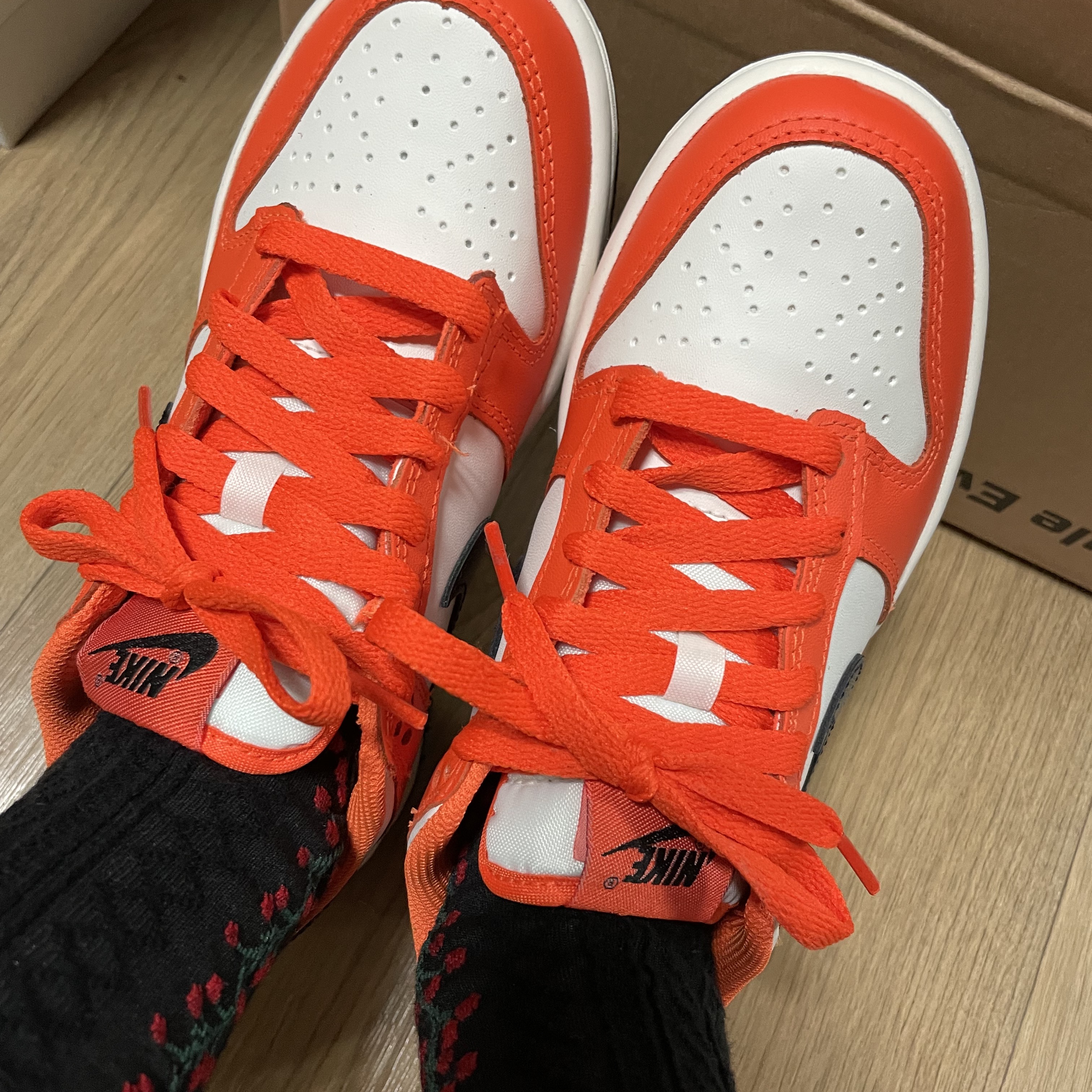 (GS) Nike Dunk Low Safety Orange 착용 스타일 - 1