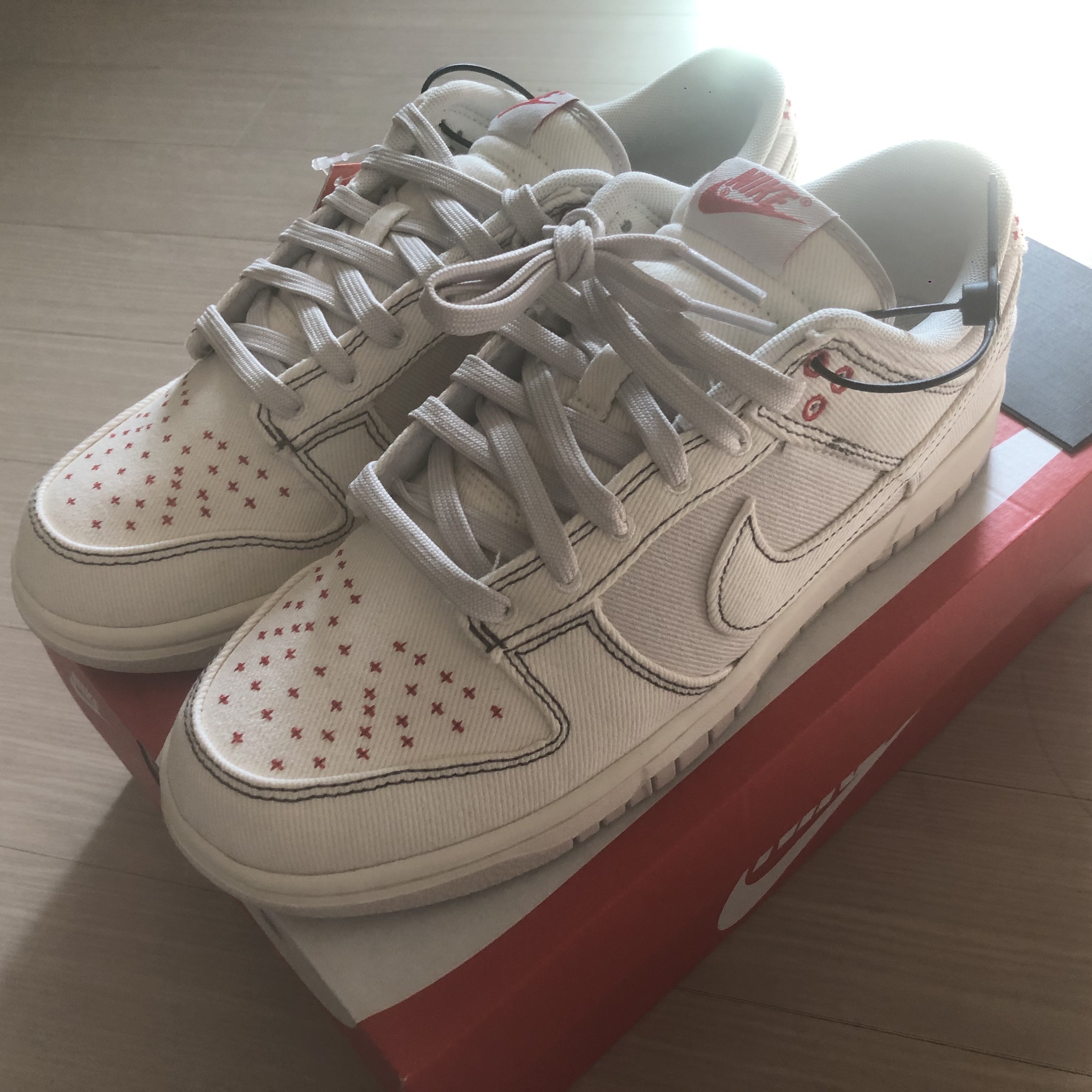 Nike Dunk Low Beige Red 착용 스타일 - 4