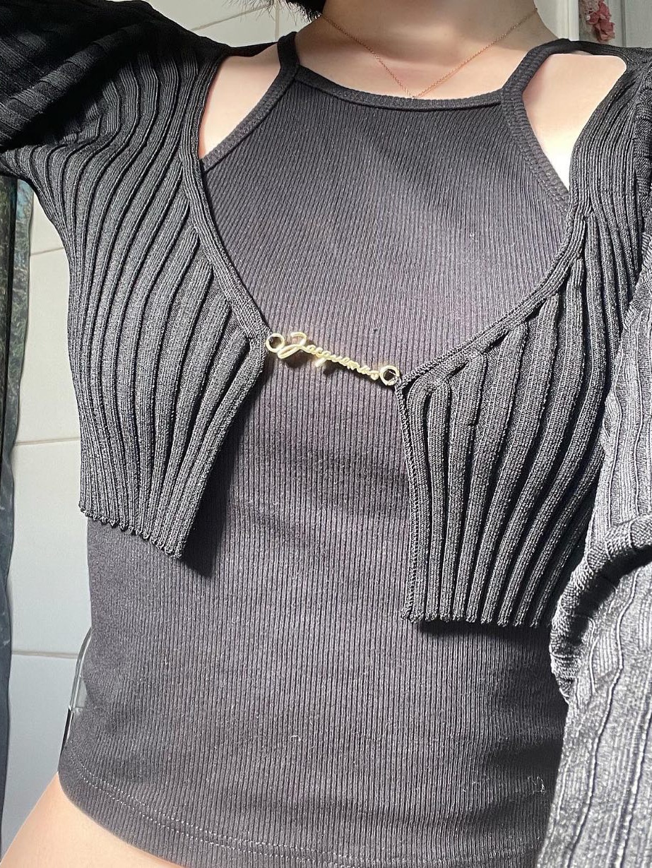 (W) Jacquemus La Maille Pralu Micro Charm Logo Cardigan Black, (W) Jacquemus La Maille Pralu Micro Charm Logo Cardigan Pink 착용 스타일