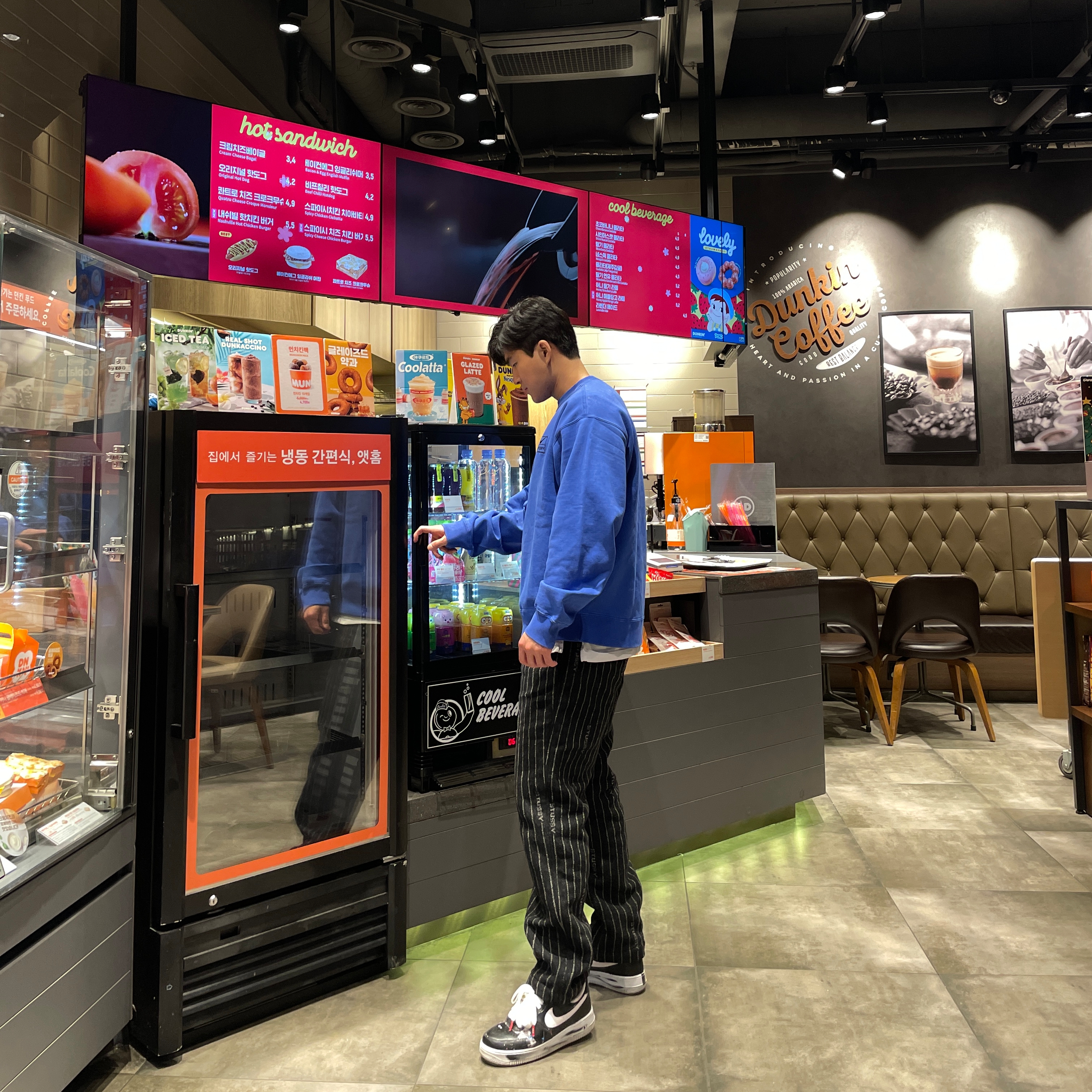 Nike x Stussy NRG Striped Wool Pants Black (DR4021-010), Nike x Stussy NRG Acid Washed Crewneck Game Royal (DR4024-480) 착용 스타일