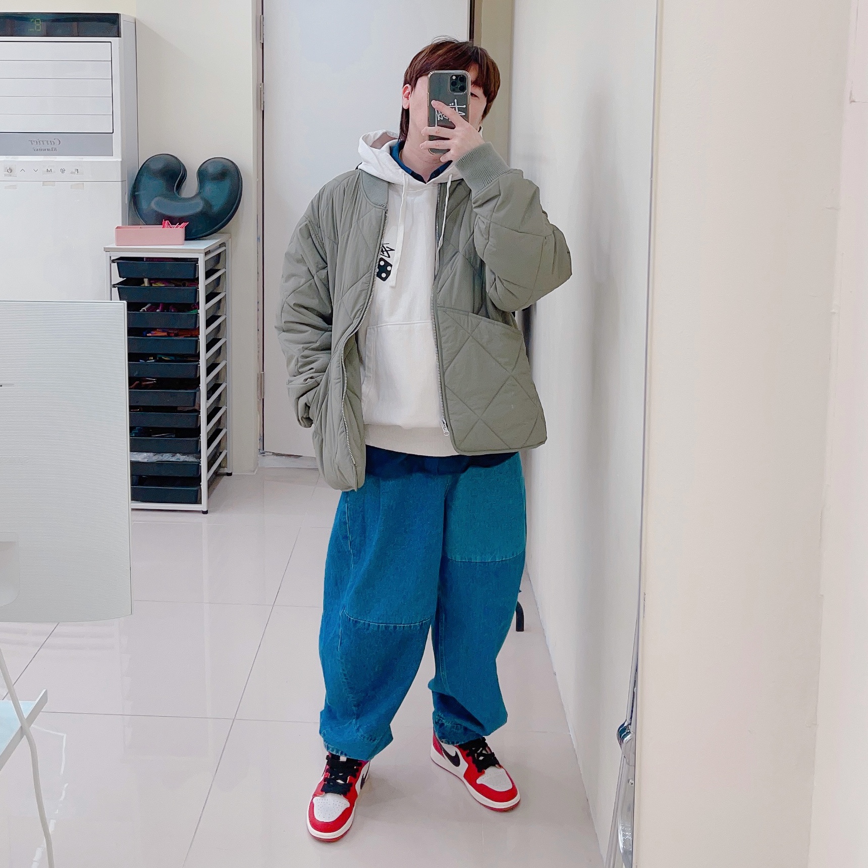 Zara x Ader Error Barrel Leg Jeans Blue, Stussy Dice Quilted Liner Jacket Olive 착용 스타일