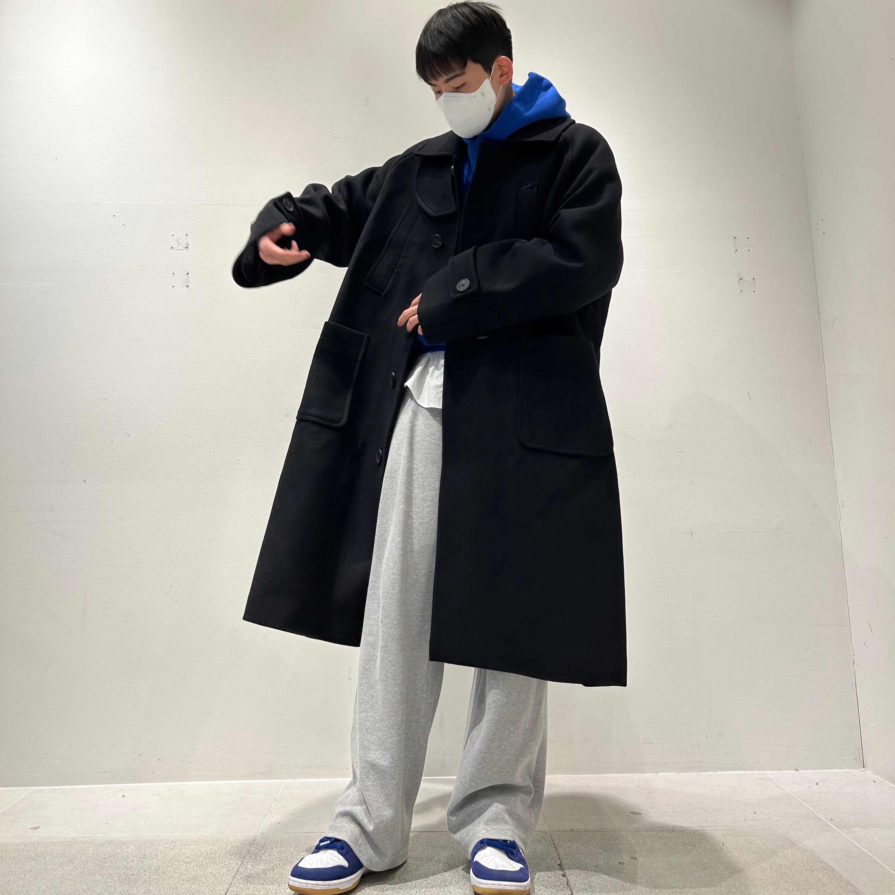 Nike SB Dunk Low Pro Premium Deep Royal Blue, Undermycar Legion.02 Balmacaan Oversized Wool Coat Black 착용 스타일 - 1