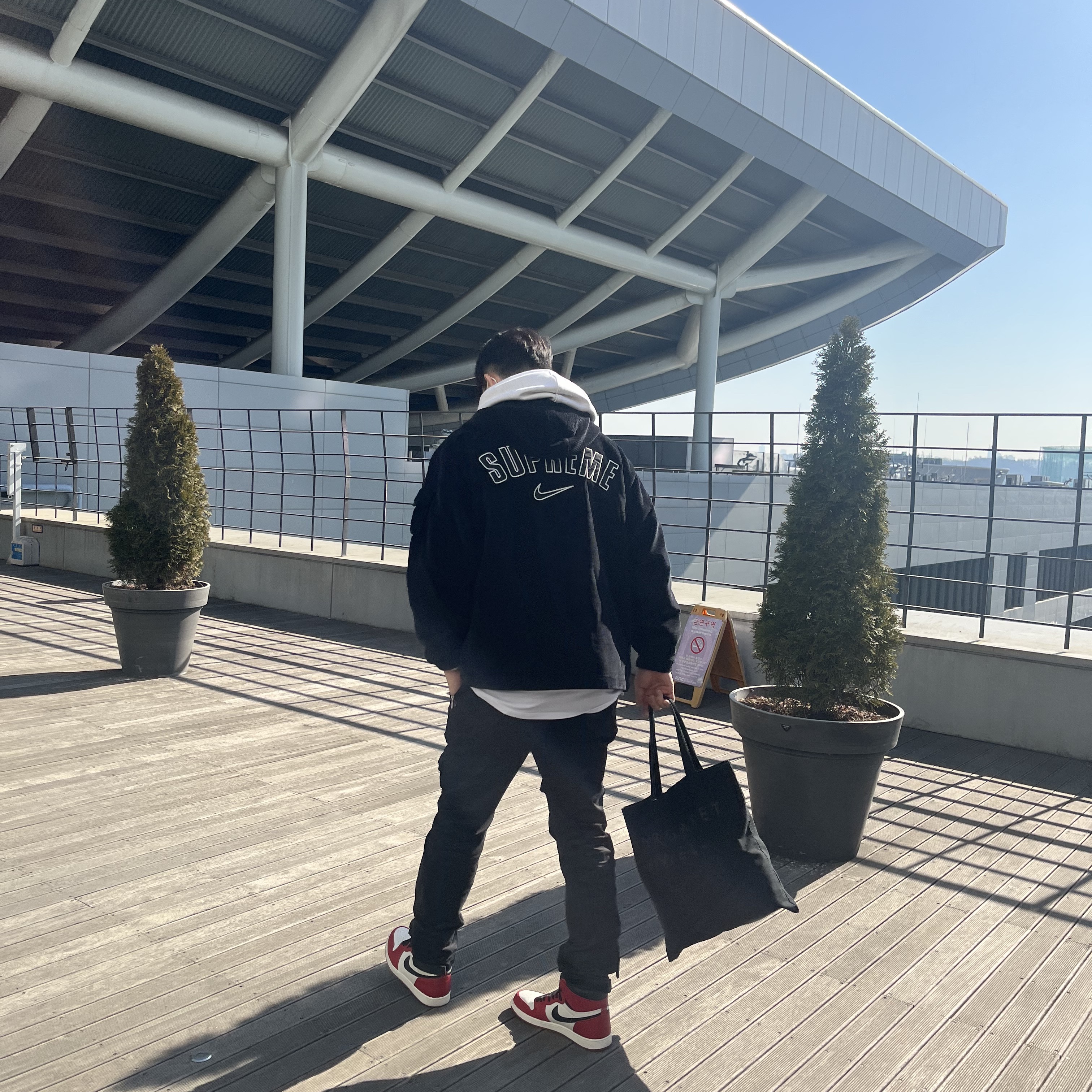 Supreme x Nike Arc Corduroy Hooded Jacket Black - 22SS, Jordan 1 Retro High OG Chicago 2022 착용 스타일 - 2