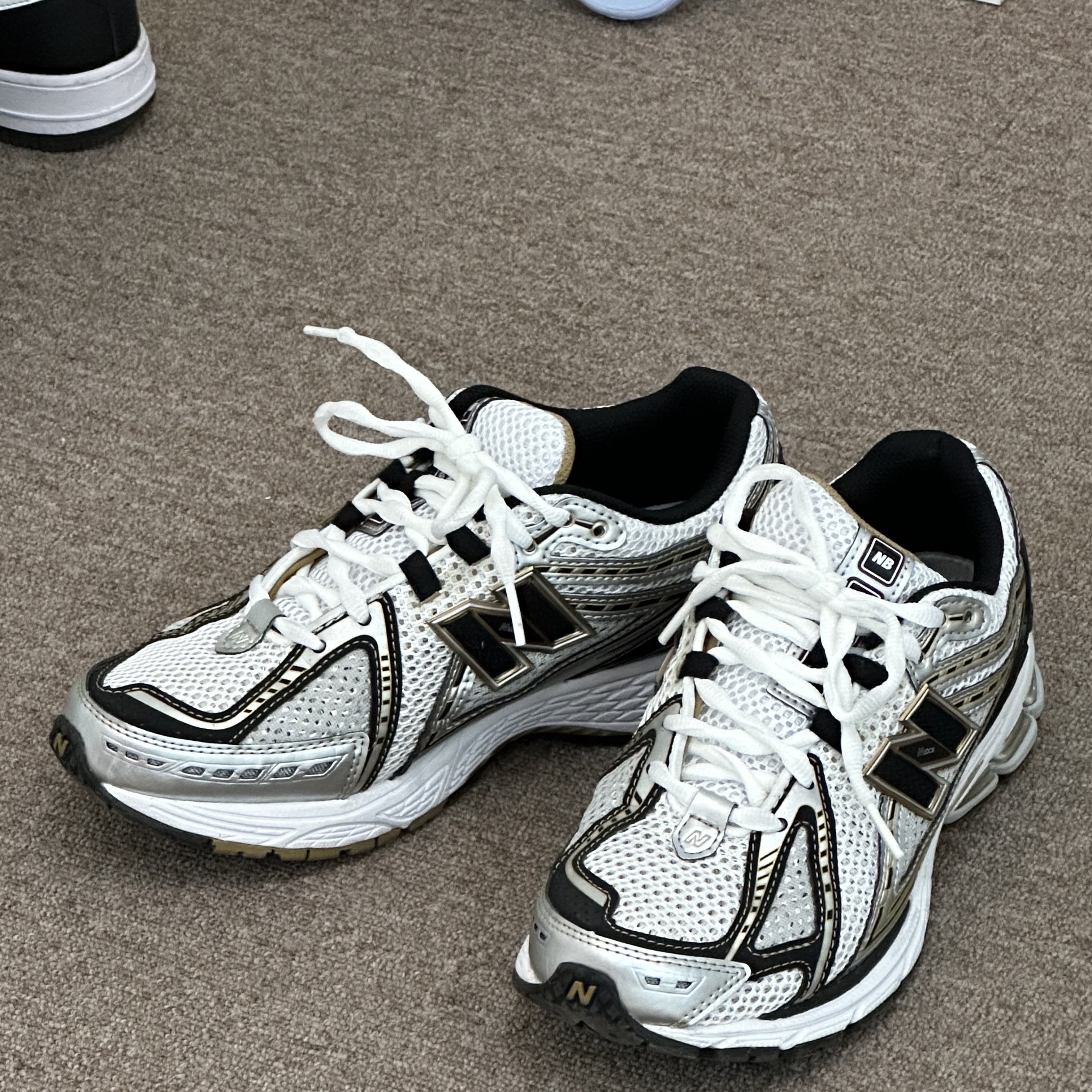 New Balance 1906R White Gold 착용 스타일