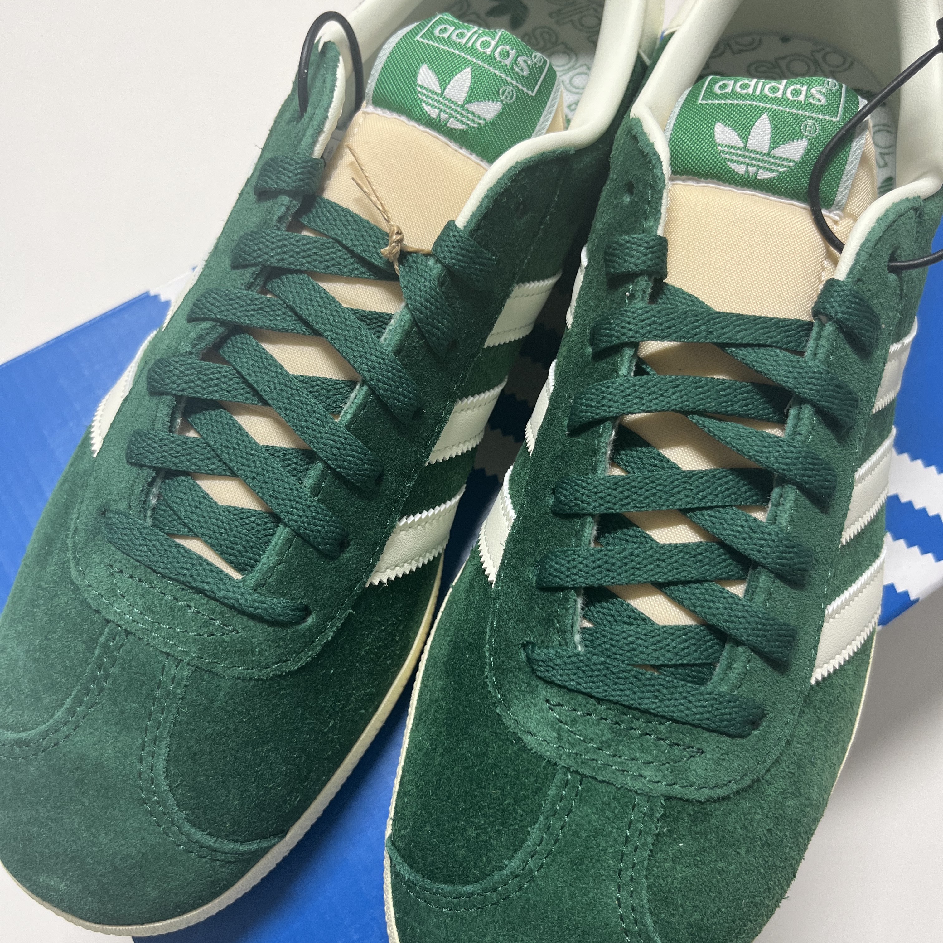 Adidas Gazelle Dark Green Cream White, Bottega Veneta Credit Card Case Calfskin Parakeet 착용 스타일 - 3