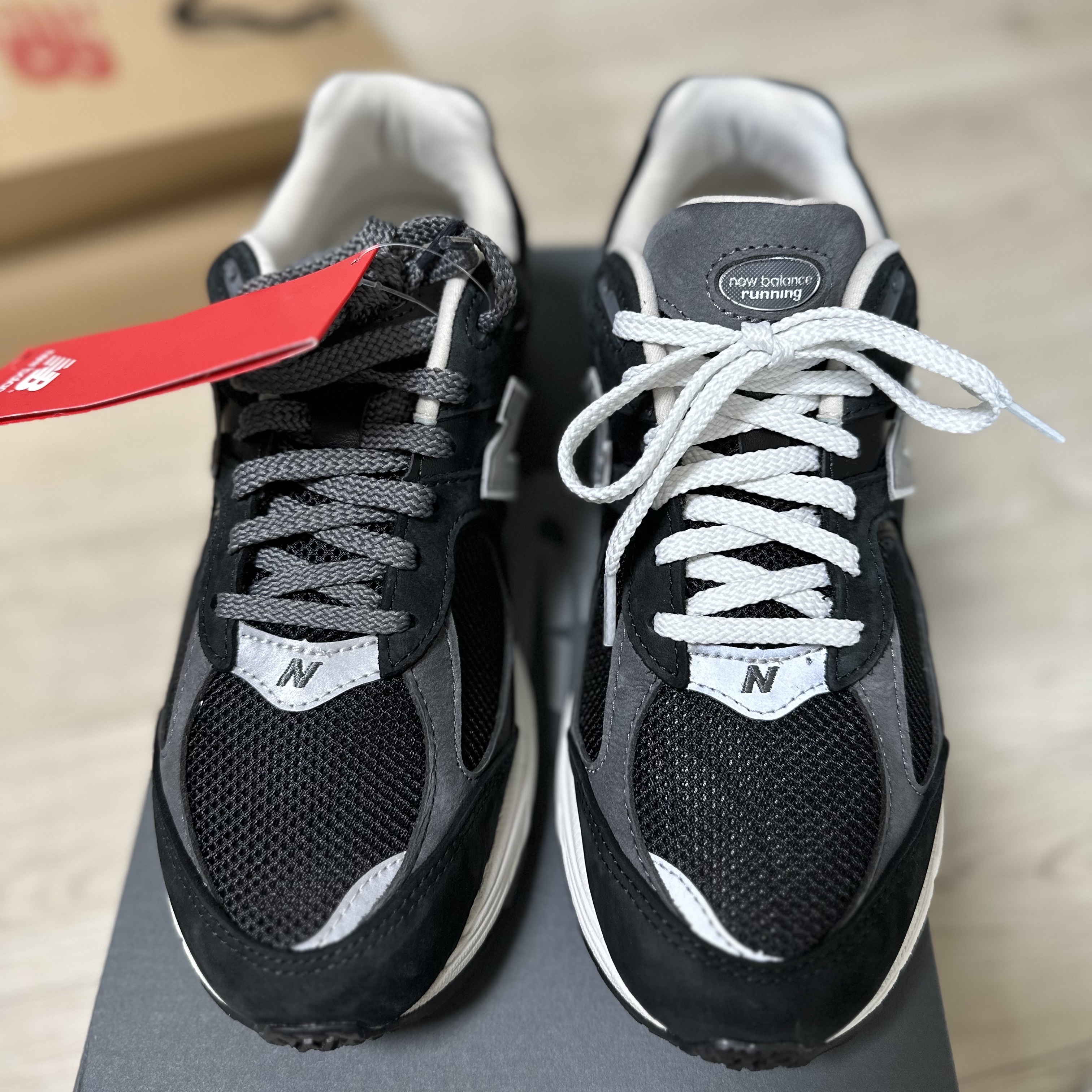 New Balance 2002R Premium Vintage Black 착용 스타일 - 4