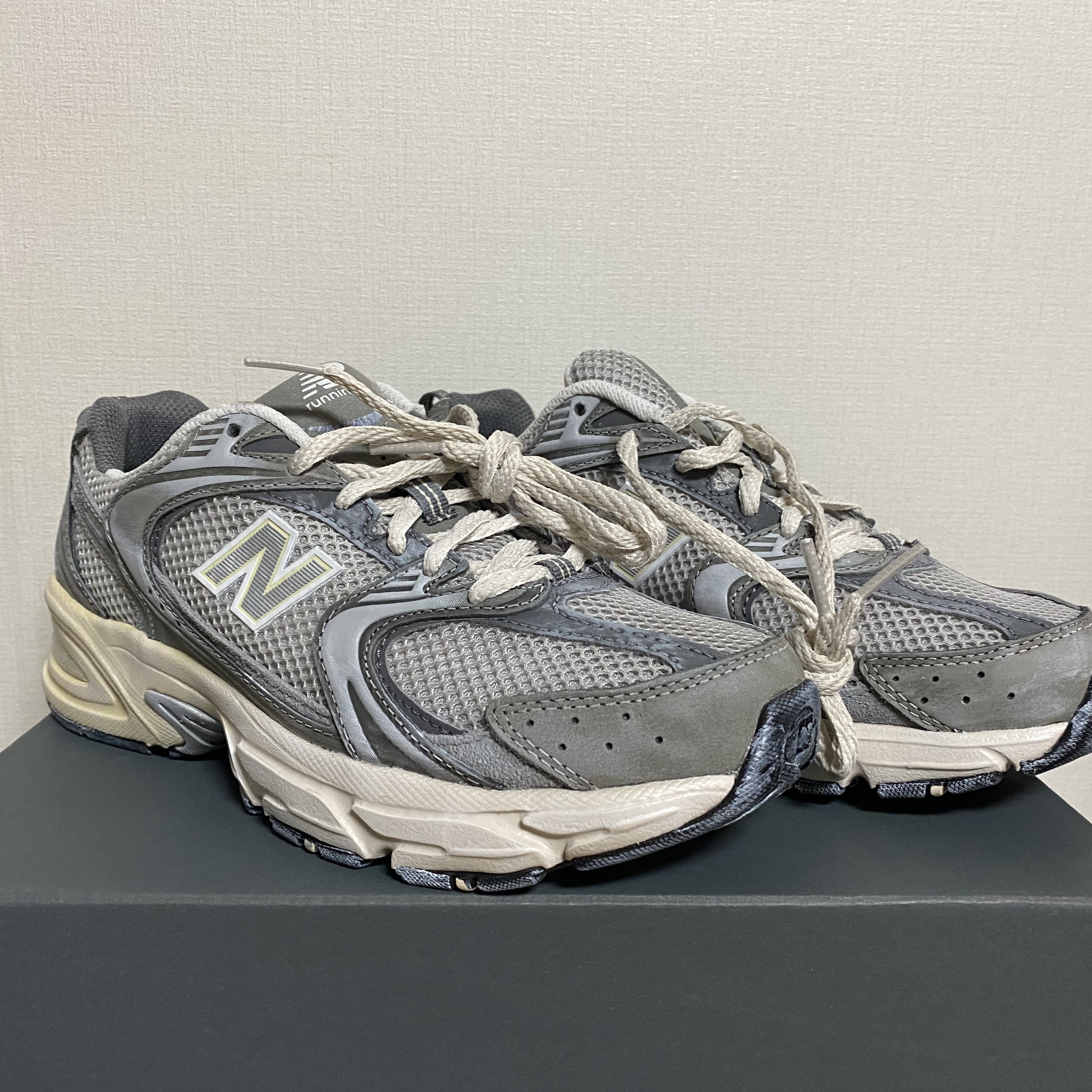 New Balance 530 Premium Vintage Grey Matter 착용 스타일 - 2