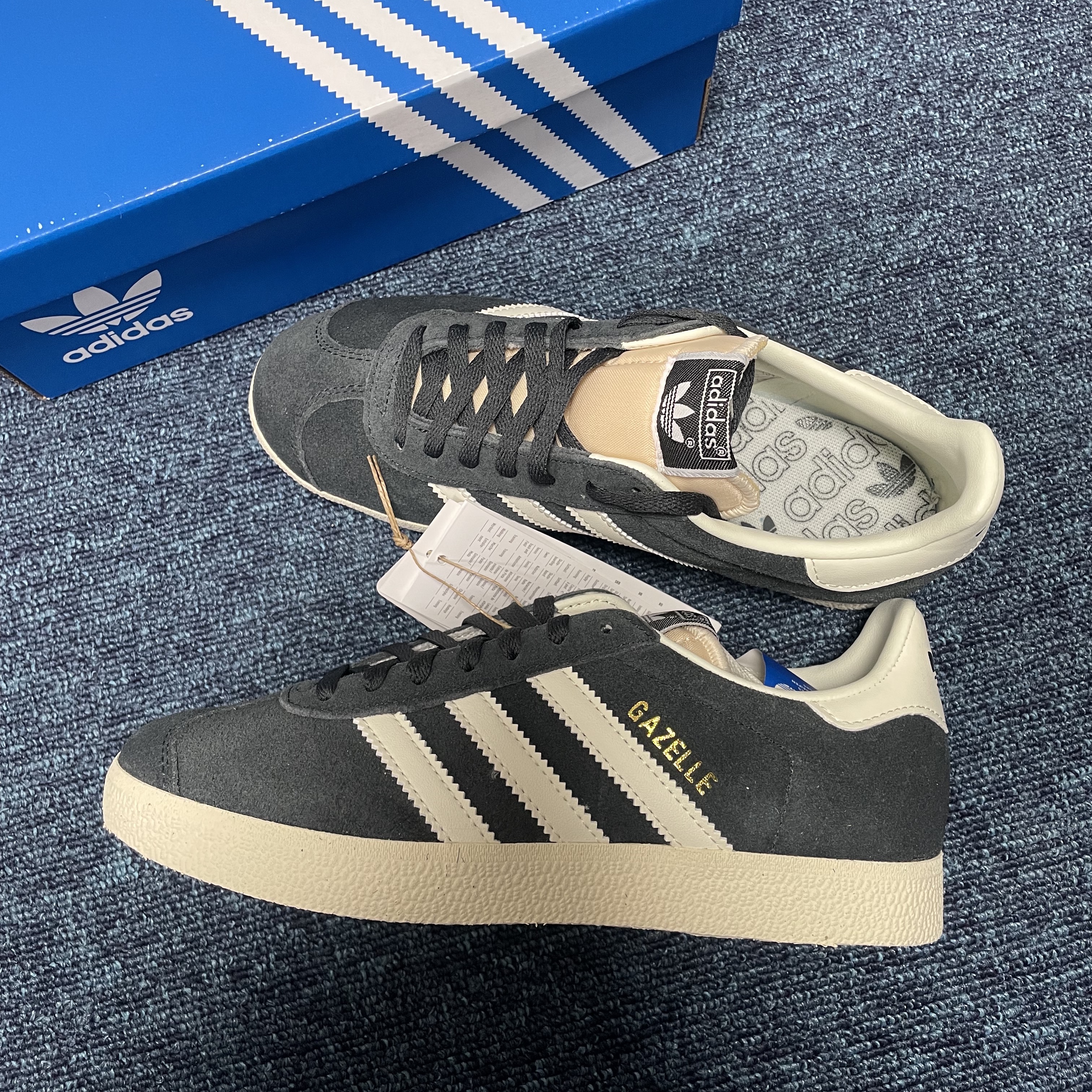 Adidas Gazelle Carbon Off White 착용 스타일 - 1