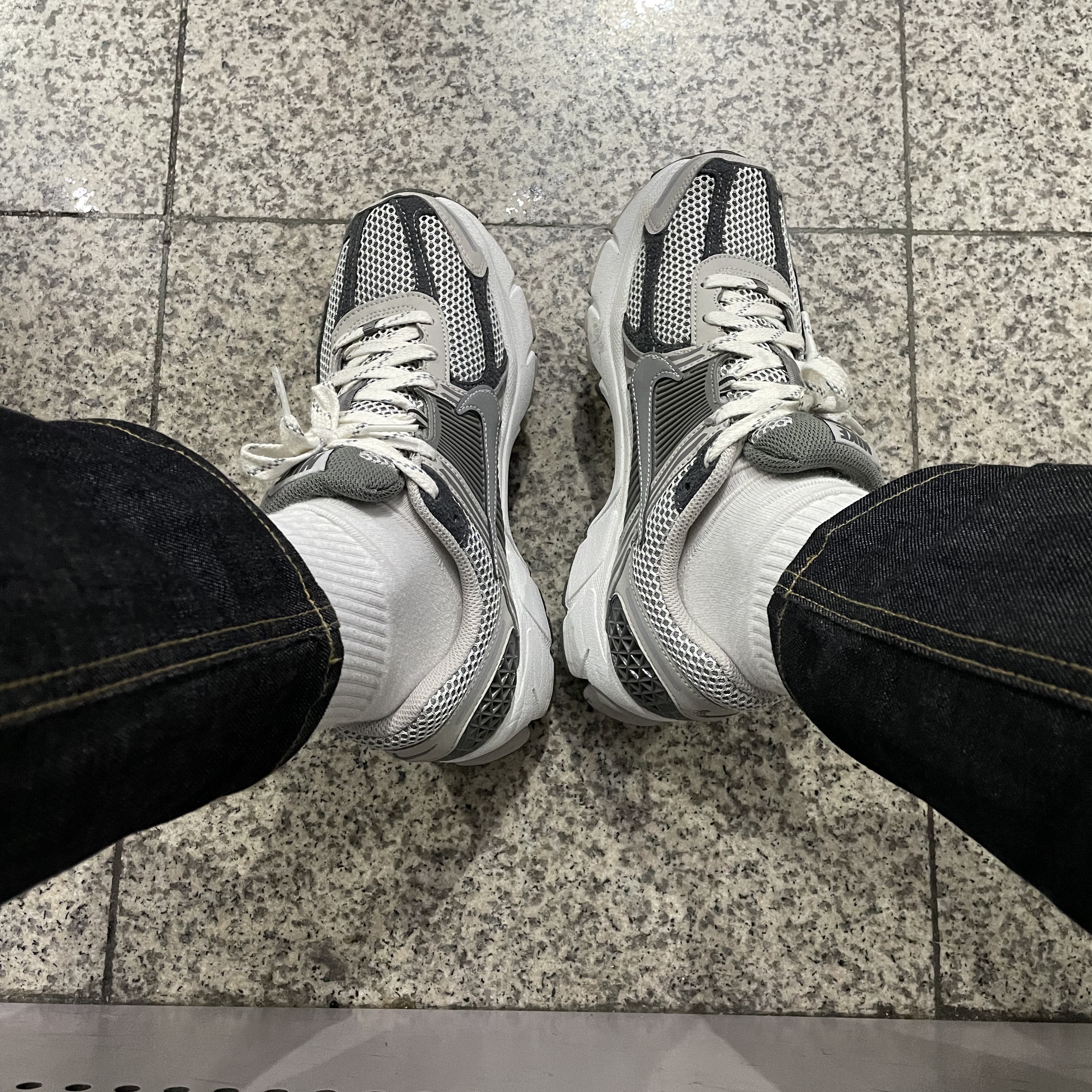 Nike Zoom Vomero 5 PRM Light Iron Ore and Flat Fewter 착용 스타일