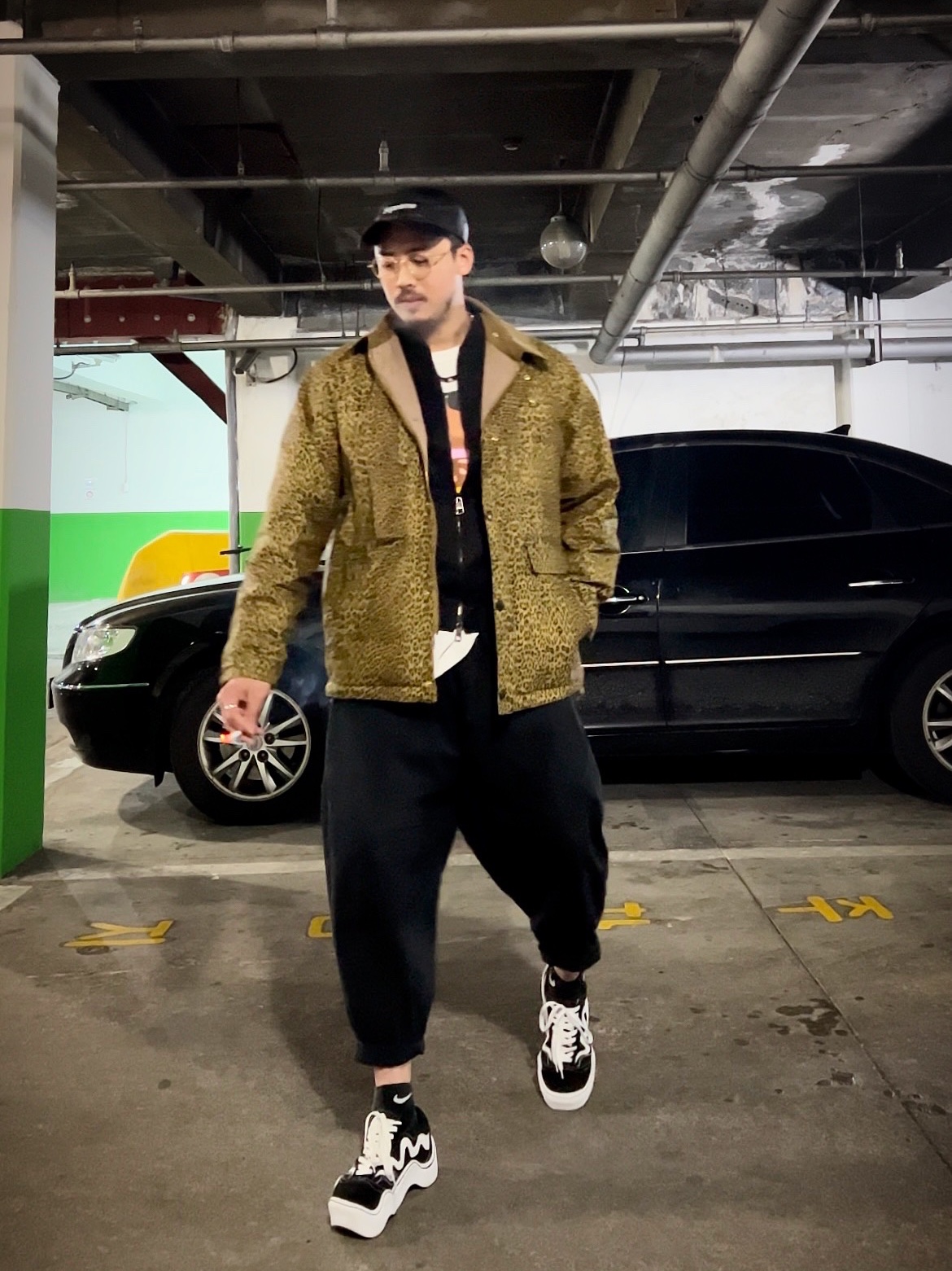 Supreme Leather Camp Cap Black - 21SS, Supreme x Barbour Lightweight Waxed Cotton Field Jacket Leopard - 20SS 착용 스타일 - 1