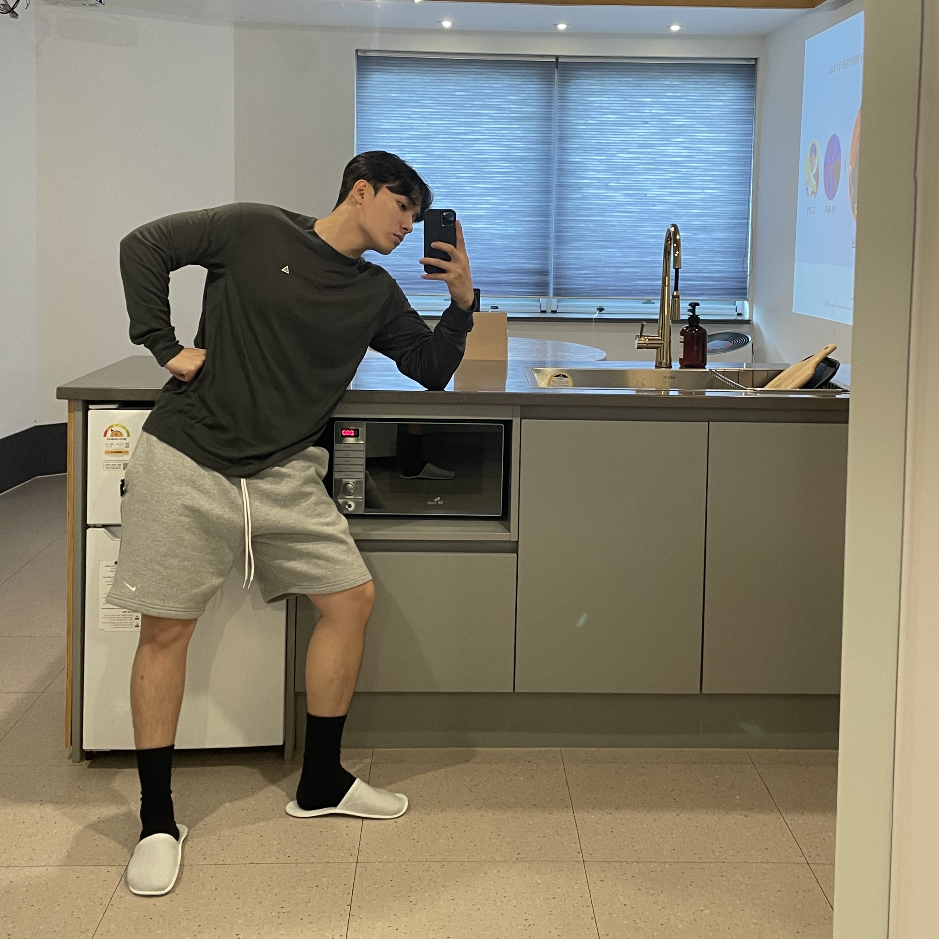 Nike NRG Solo Swoosh Fleece Shorts Dark Grey Heather - Asia 착용 스타일