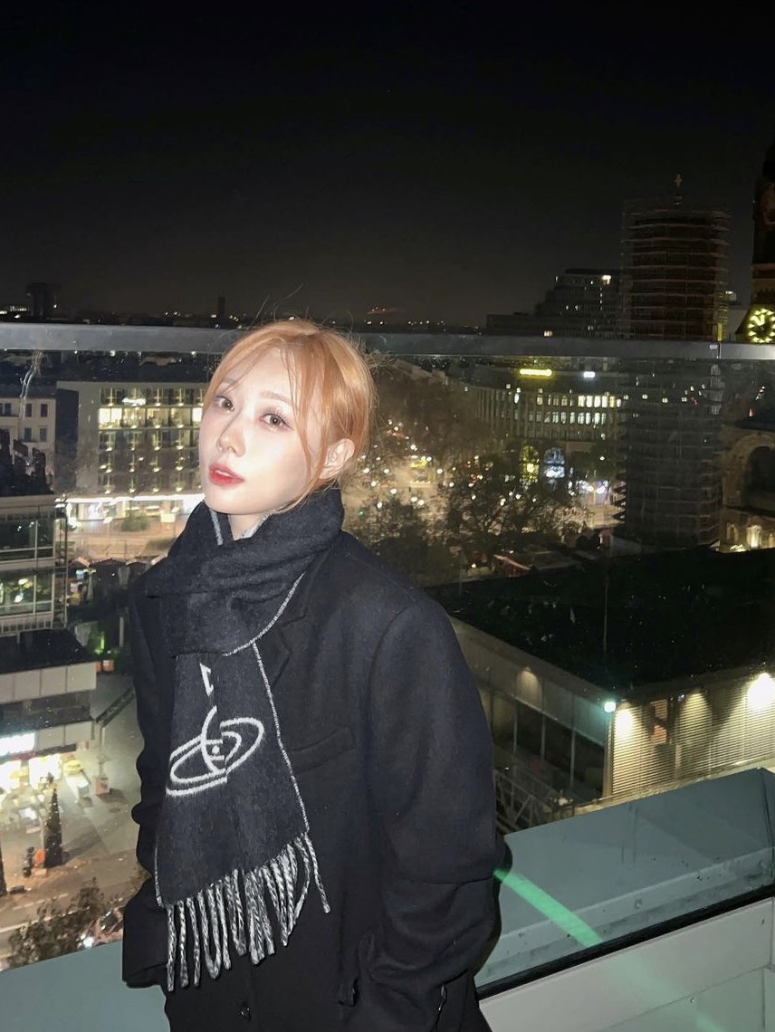 Vivienne Westwood Two Side Single Orb Muffler Black 착용 스타일 - 2