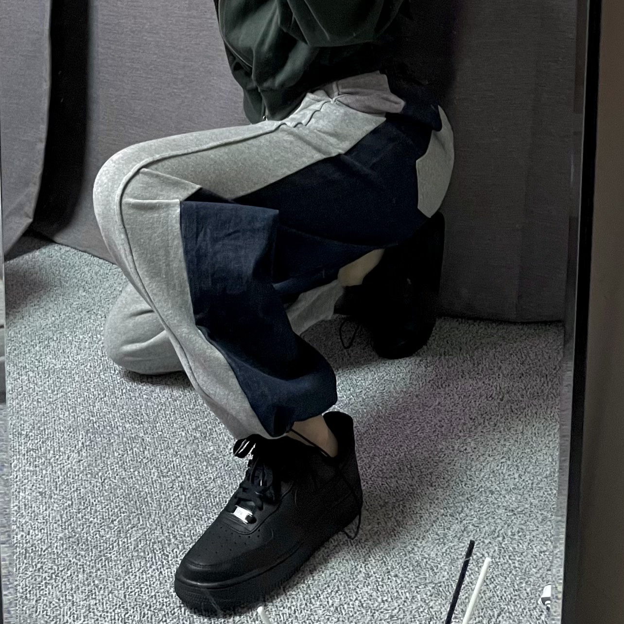 Nike Air Force 1 '07 Low Triple Black 착용 스타일 - 2