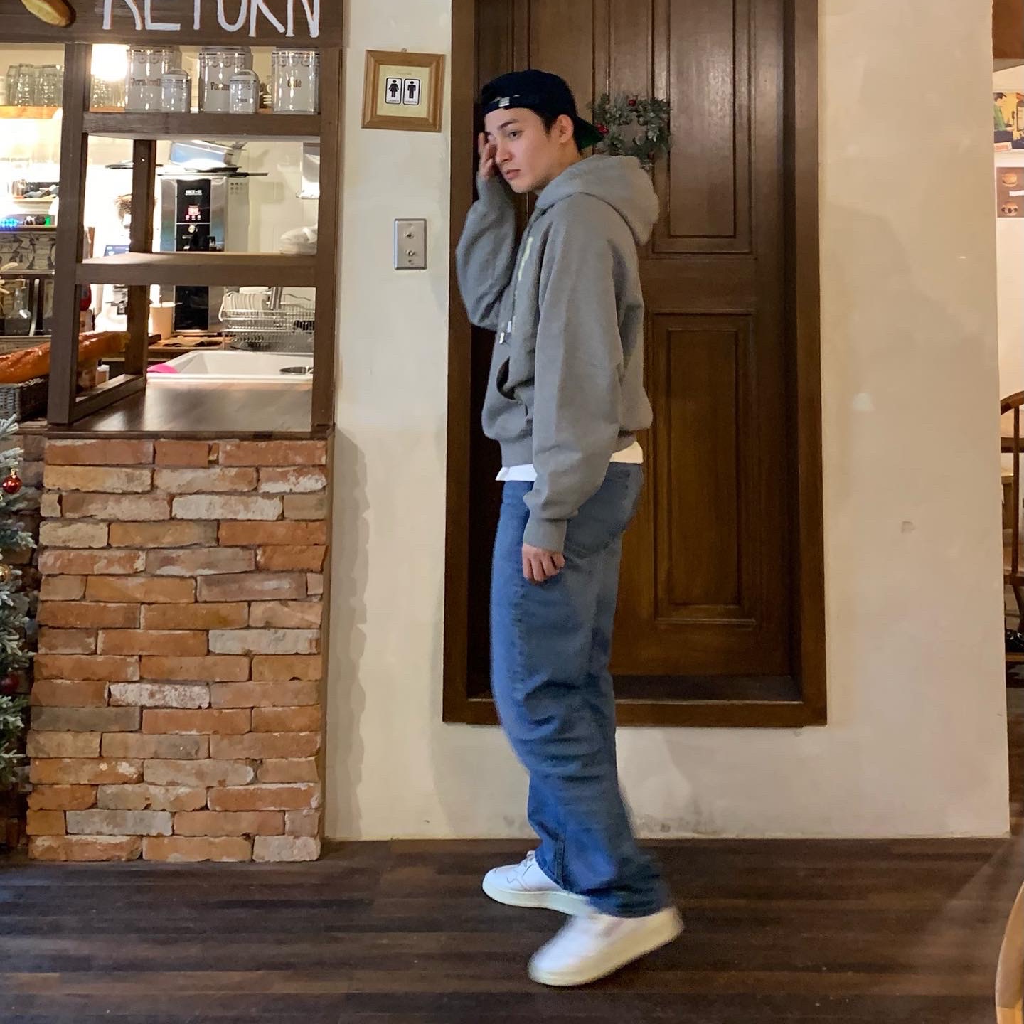 (W) Autry Medalist Low Leather Sneakers White, AMI Paris France Hood Sweatshirt Heather Grey 착용 스타일 - 2
