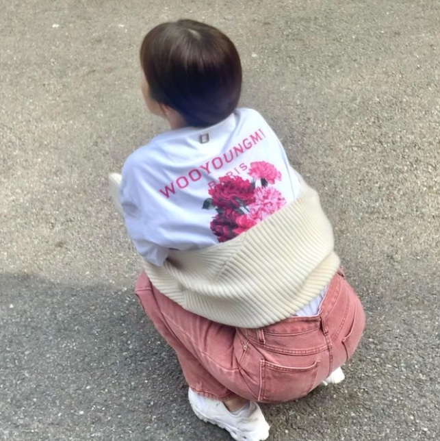 Wooyoungmi Flower Print Back Logo T-Shirt White Pink - 21SS, Wooyoungmi Flower Print Back Logo T-Shirt Black - 21SS 착용 스타일 - 1