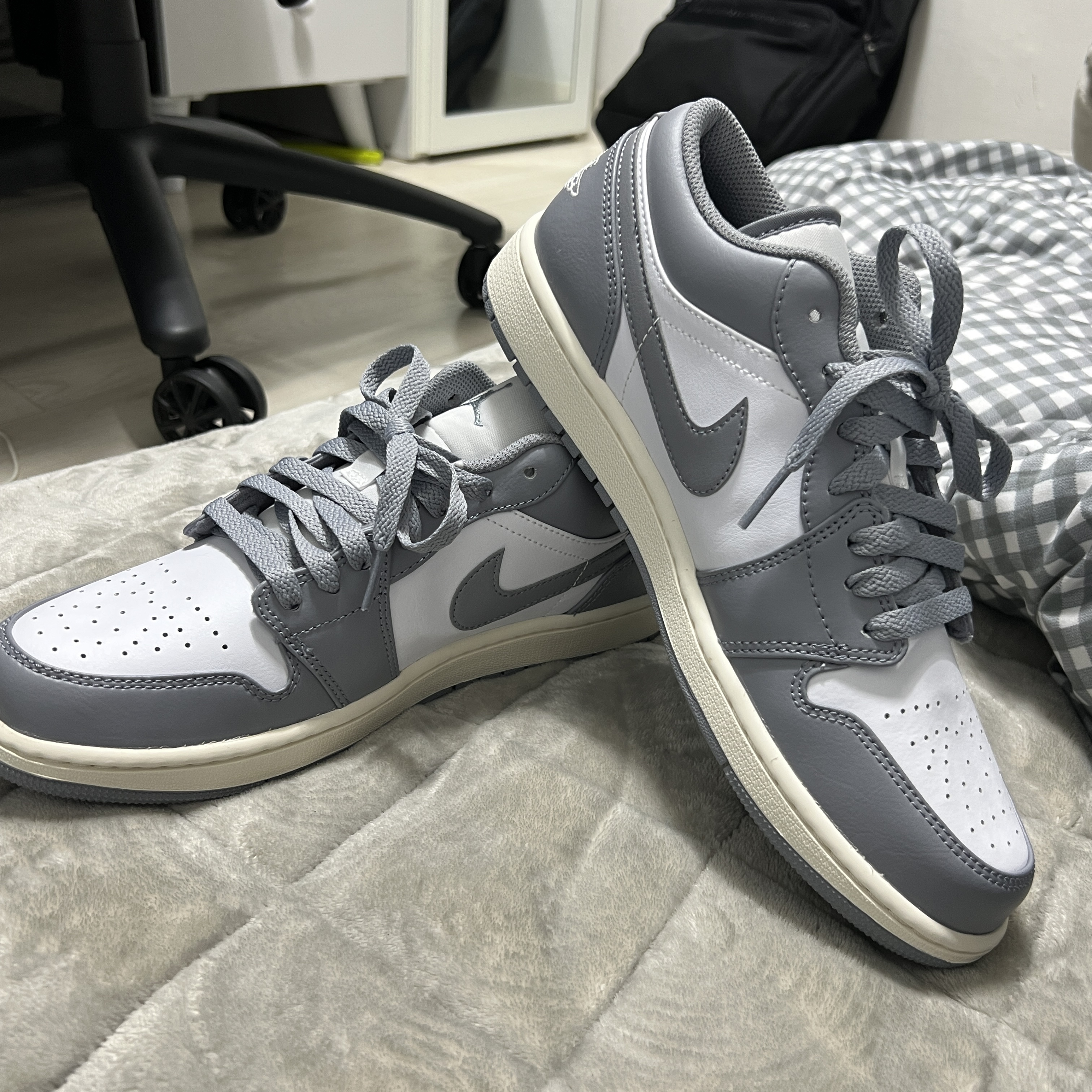 Jordan 1 Low Stealth and White 착용 스타일