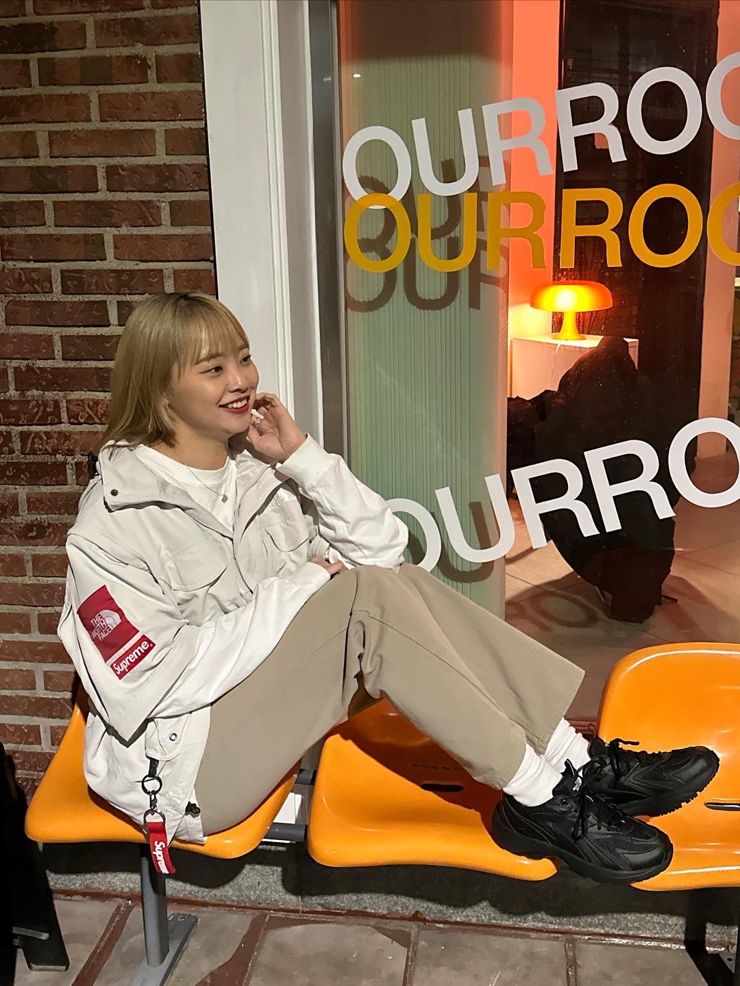 Supreme x The North Face Trekking Convertible Jacket Stone - 22SS, Supreme Webbing Keychain Red - 20FW 착용 스타일 - 3