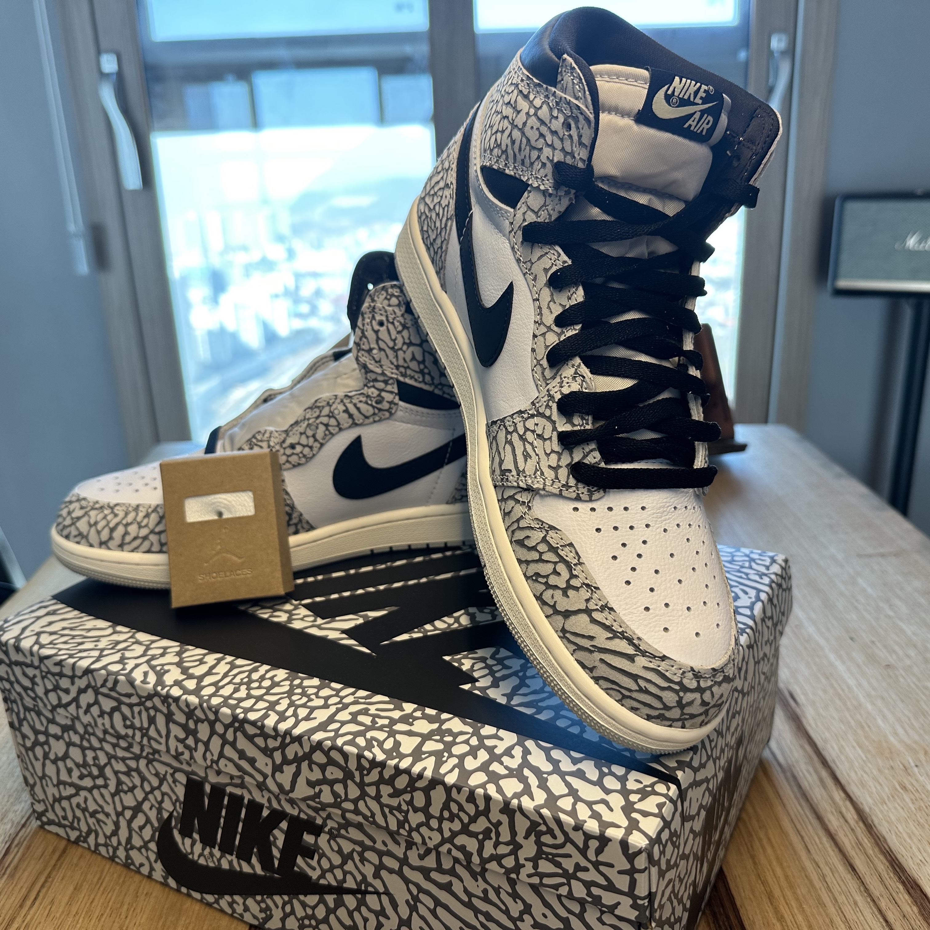 Jordan 1 Retro High OG White Cement 착용 스타일 - 1