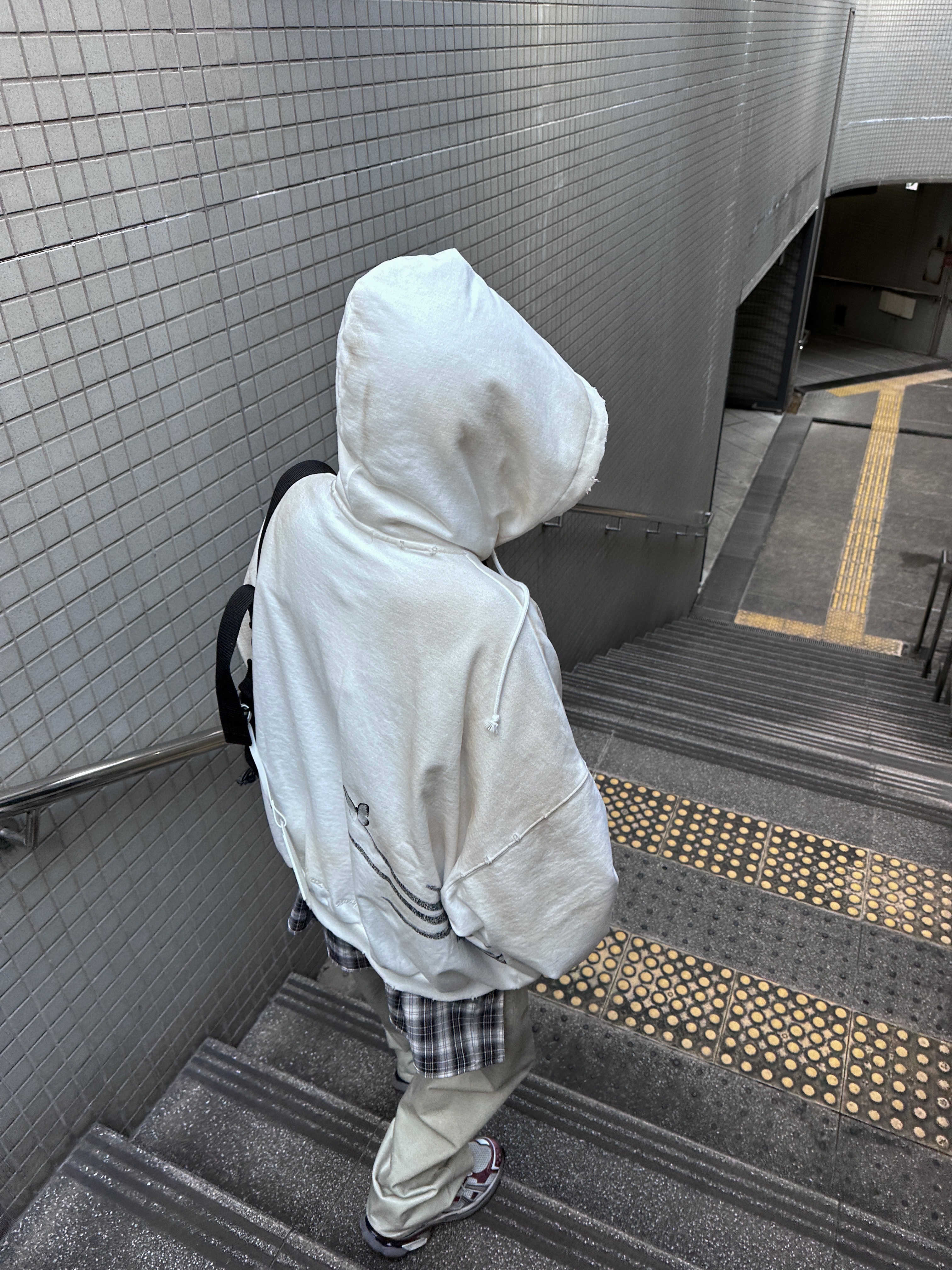 Project G/R x Atmos Etiquette Lesson Vintage Washed Hoodie White, Balenciaga Runner Sneakers Grey Burgundy 착용 스타일 - 5