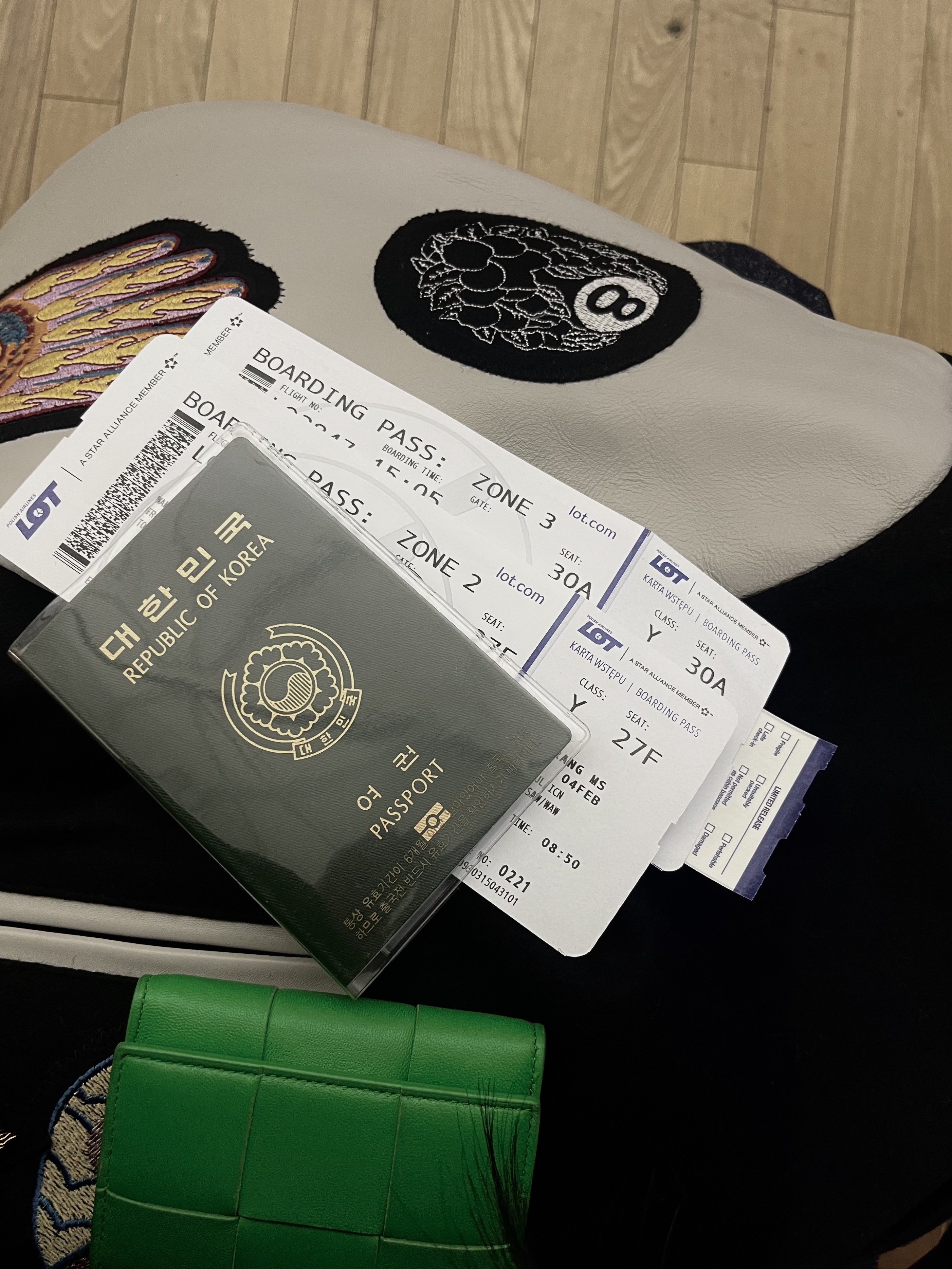 AMI Paris France Sweatshirt Black, Jordan 1 x Travis Scott Retro Low OG SP Sail and Ridgerock 착용 스타일 - 3