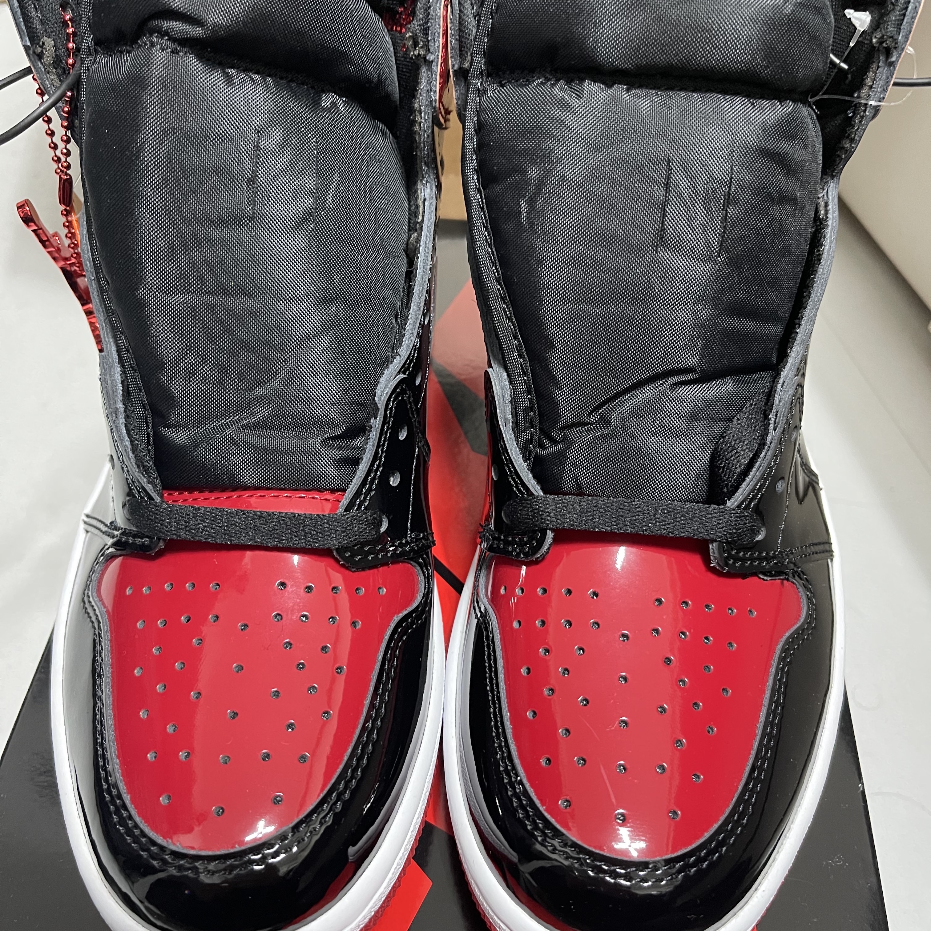 Jordan 1 Retro High OG Patent Bred 착용 스타일 - 1