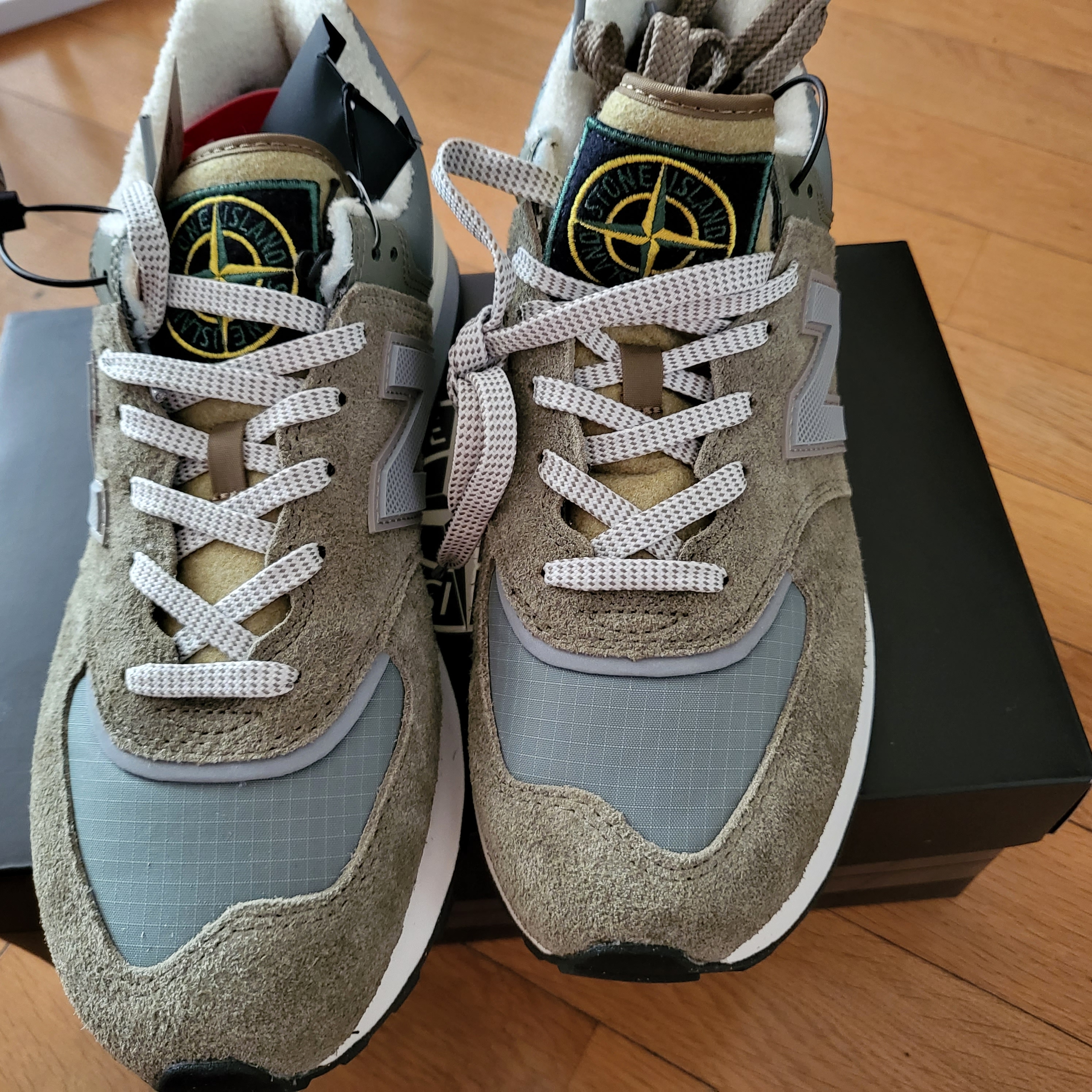 New Balance x Stone Island 574 Legacy Green 착용 스타일 - 1