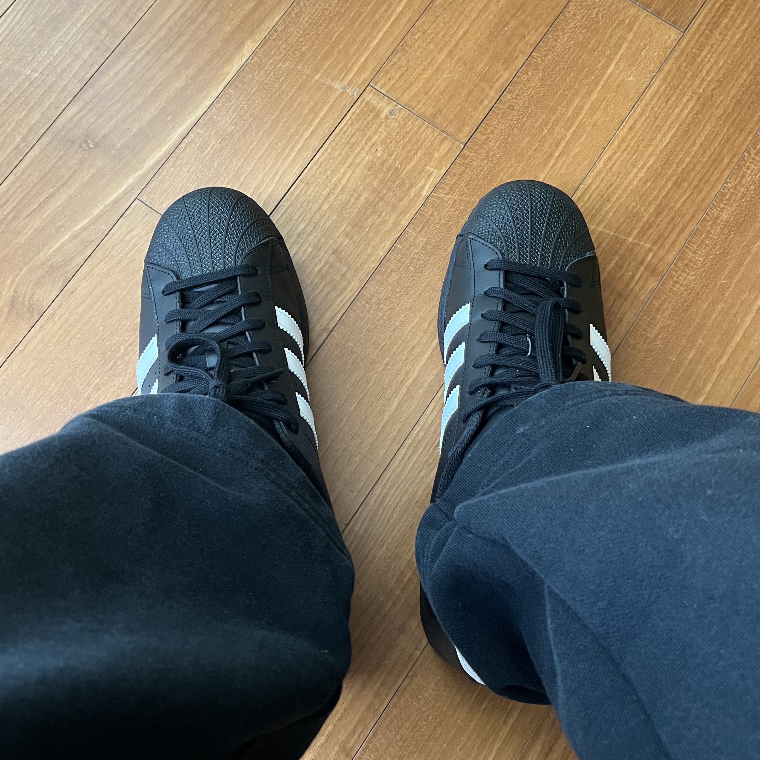 Adidas Superstar Core Black White 착용 스타일 - 2