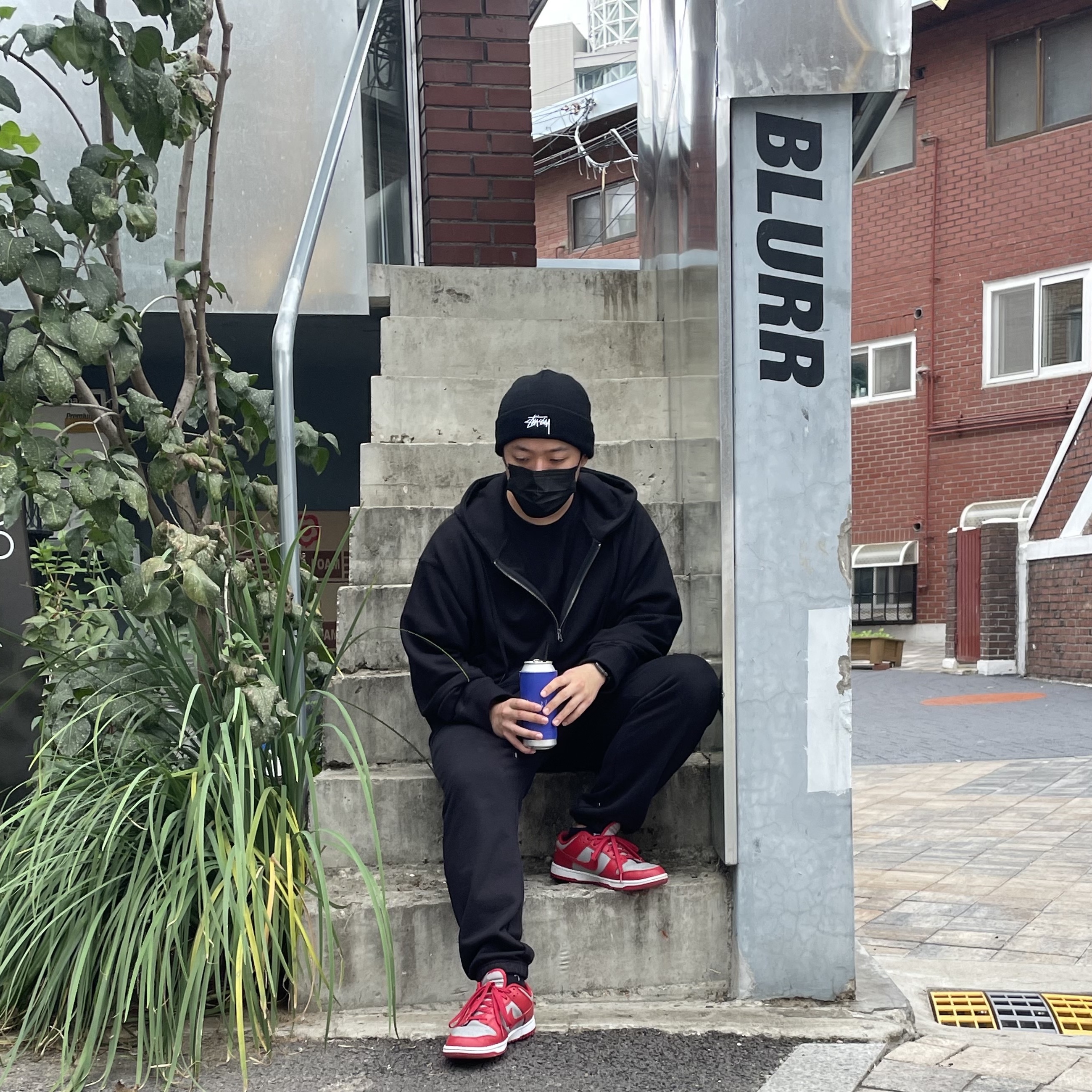 Stussy Basic Cuff Beanie Black, Nike Dunk Low Retro Medium Grey 착용 스타일 - 1