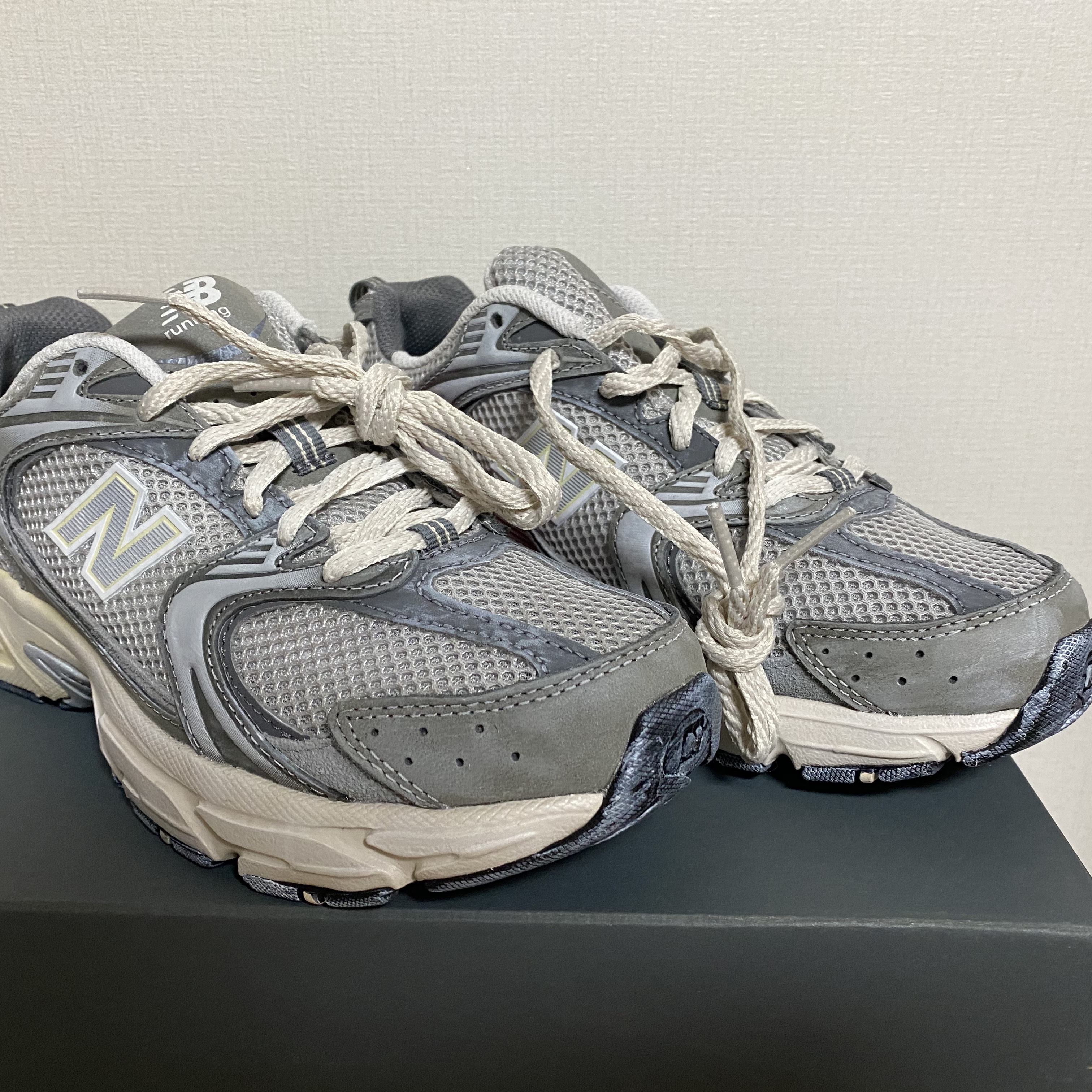 New Balance 530 Premium Vintage Grey Matter 착용 스타일 - 1