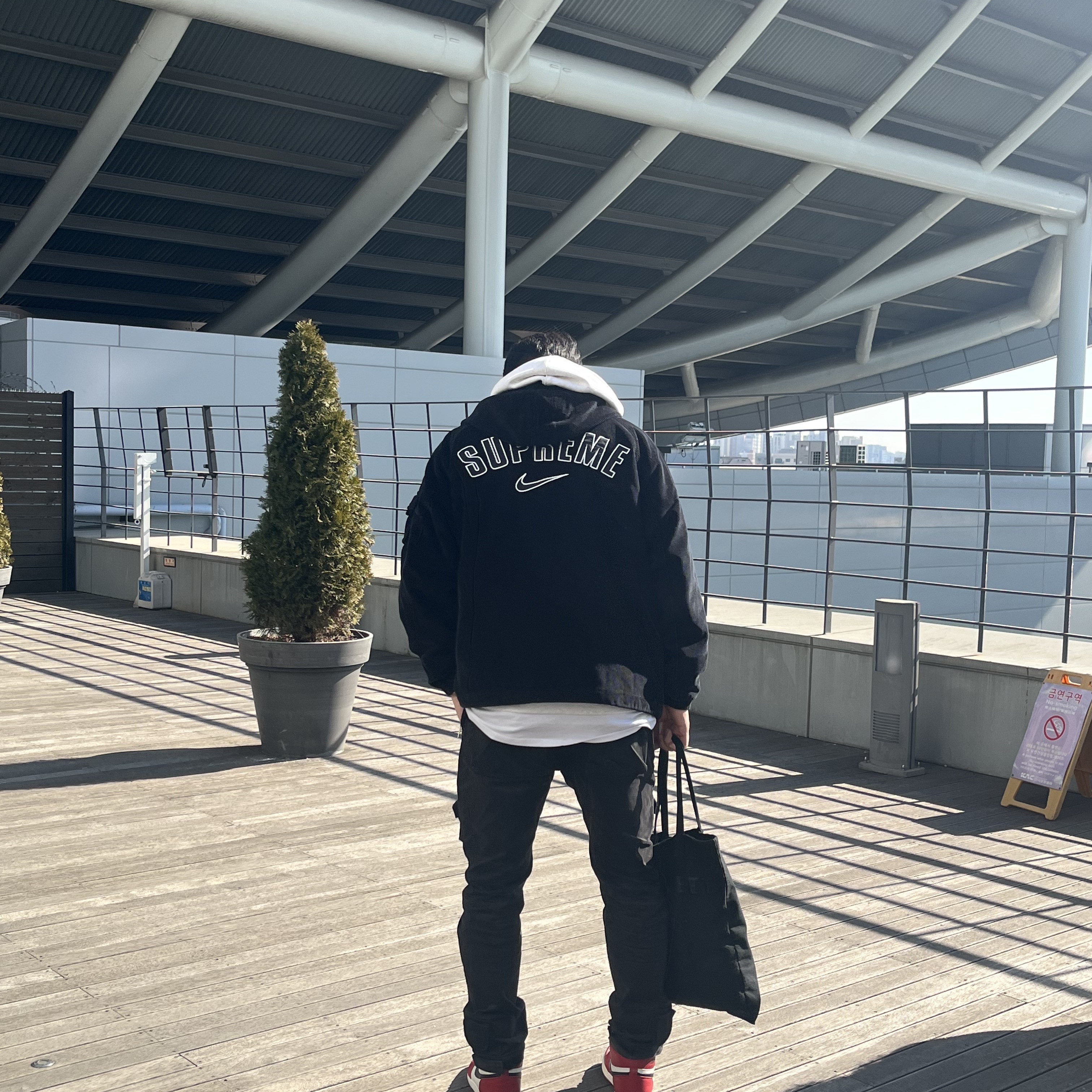 Supreme x Nike Arc Corduroy Hooded Jacket Black - 22SS, Jordan 1 Retro High OG Chicago 2022 착용 스타일 - 1