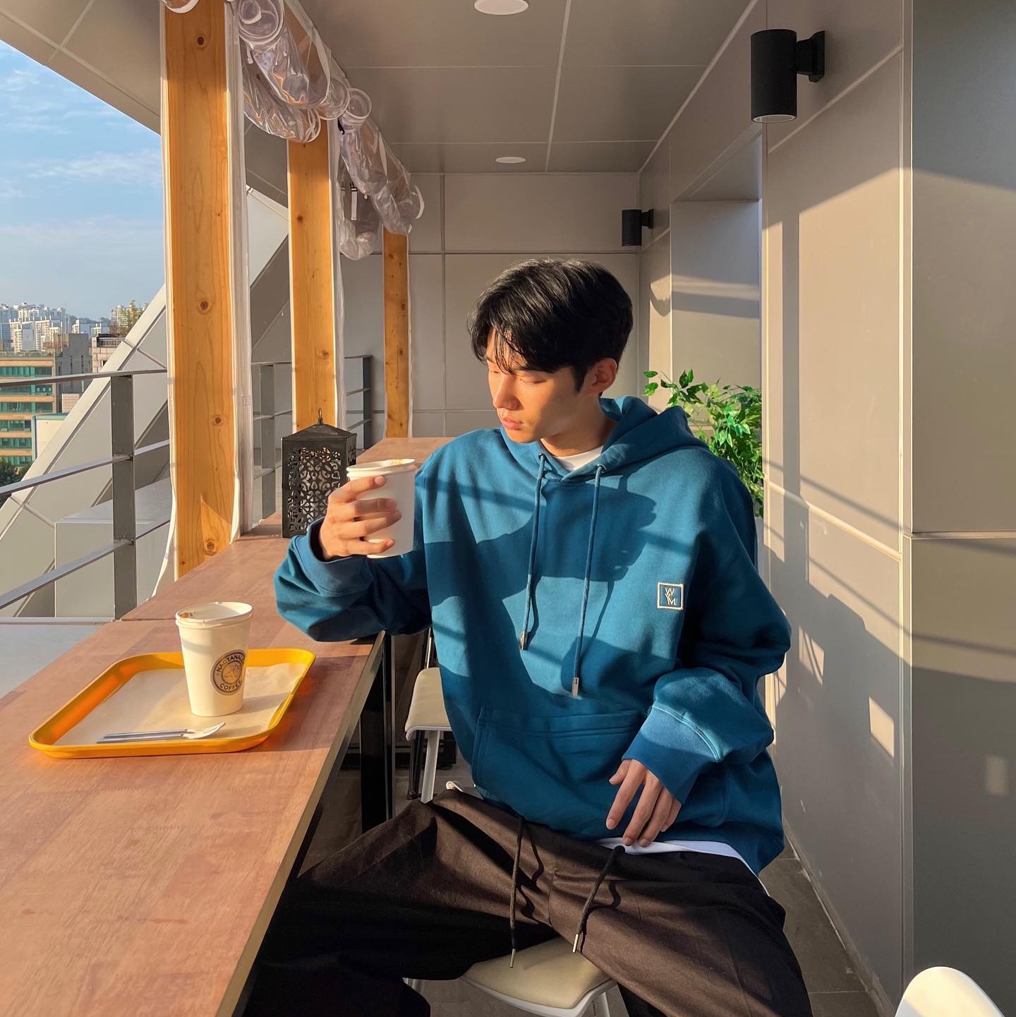 Wooyoungmi Cotton White Back Logo Hoodie Blue - 22FW, Wooyoungmi Cotton White Back Logo Hoodie Black - 22FW 착용 스타일