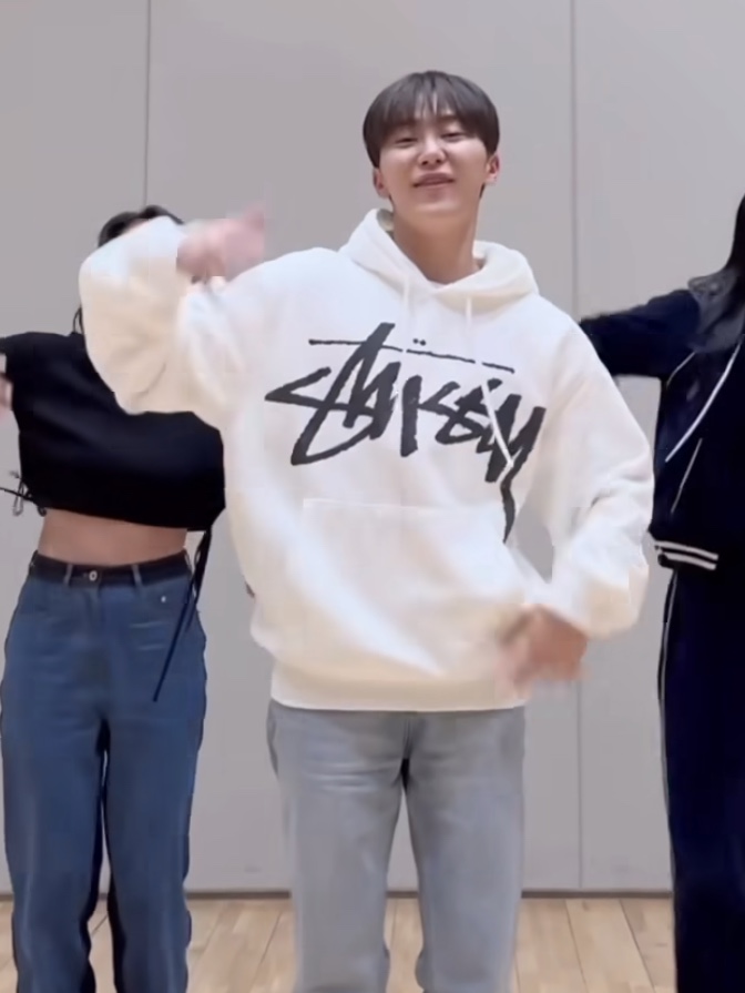 Stussy Big Stock Hoodie White 착용 스타일 - 2