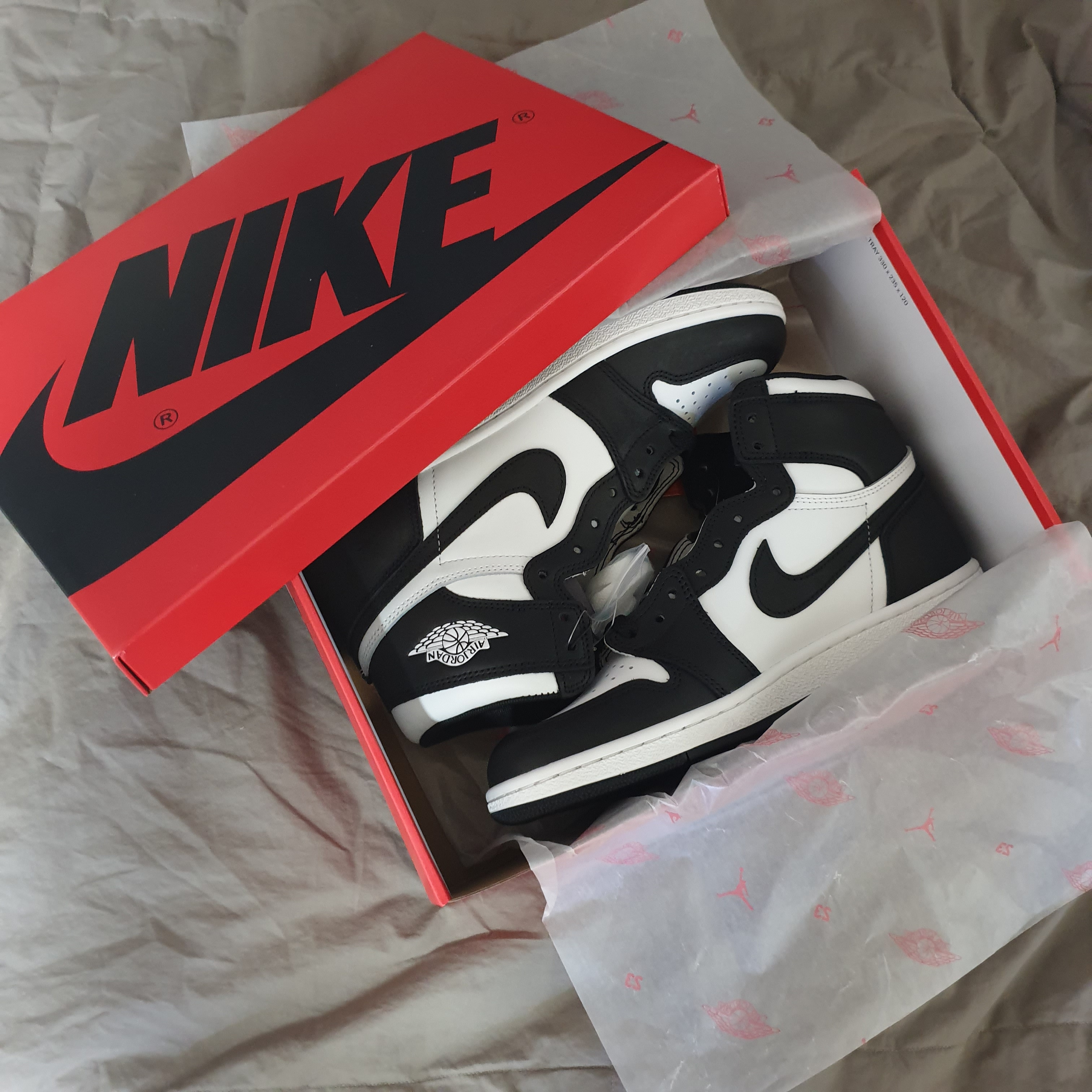 Jordan 1 High 85 Black White, Jordan 4 Retro SE Craft 착용 스타일 - 1