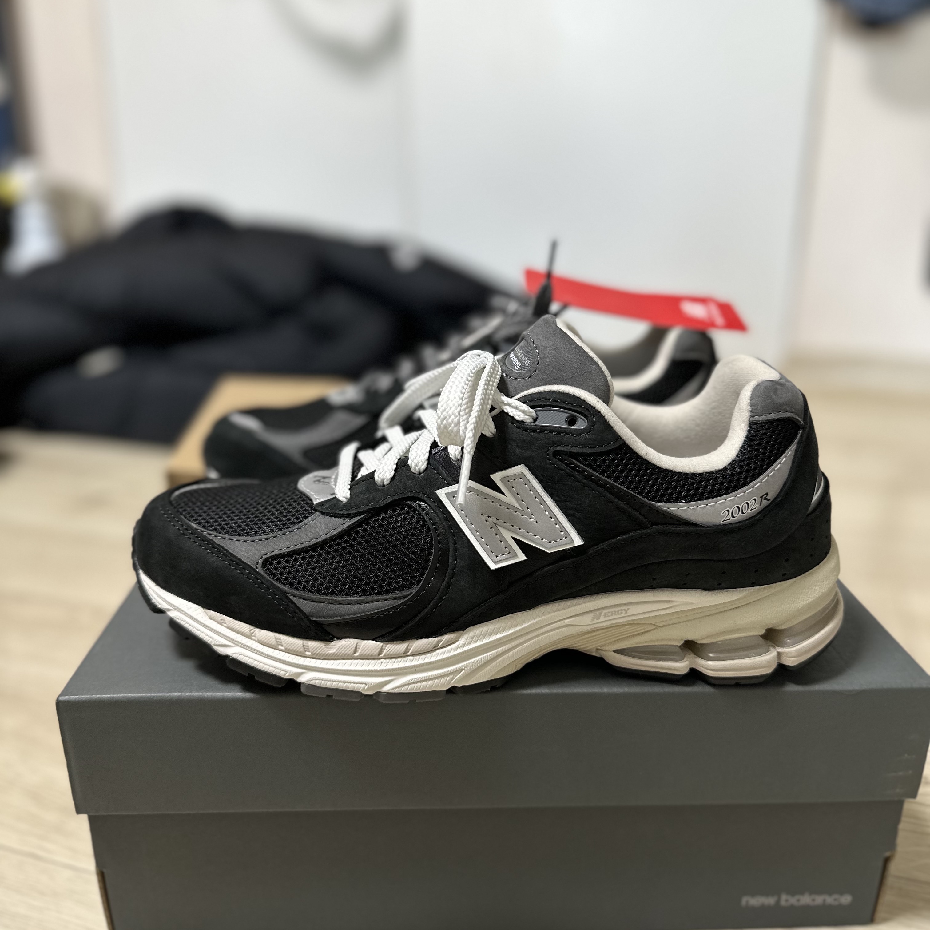 New Balance 2002R Premium Vintage Black 착용 스타일 - 2