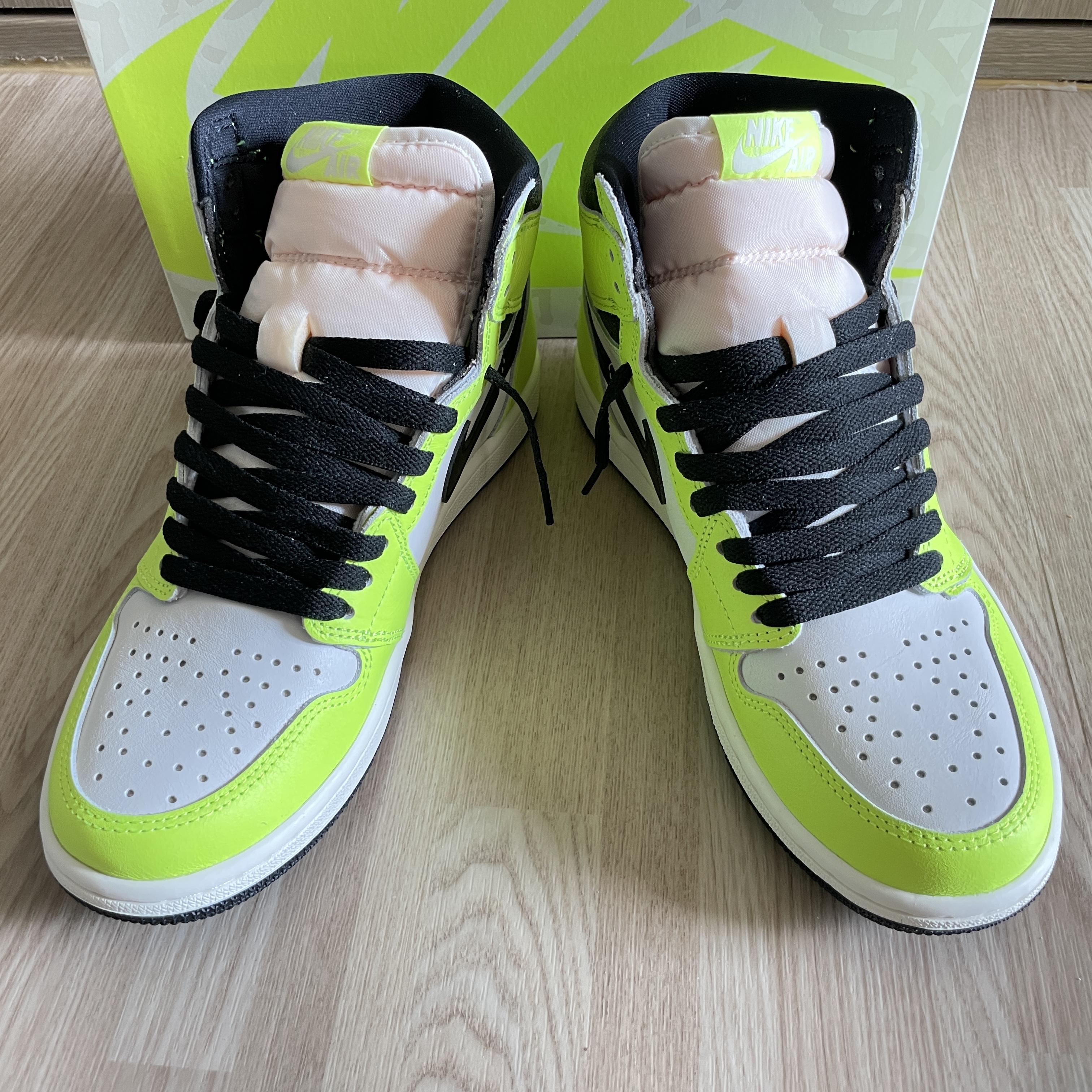 Jordan 1 Retro High OG Volt 착용 스타일 - 2