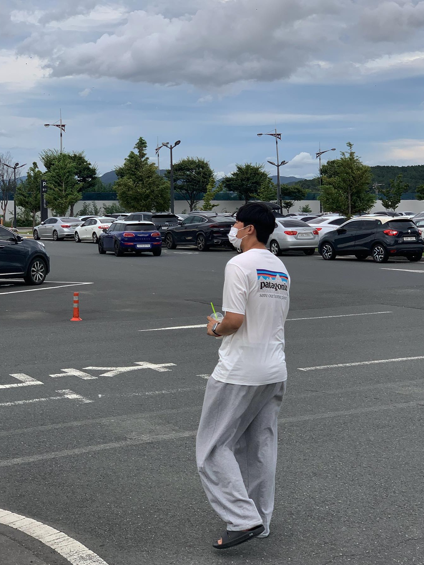 Patagonia P-6 Mission Organic T-Shirt White, Patagonia P-6 Mission Organic T-Shirt Tidepool Blue 착용 스타일