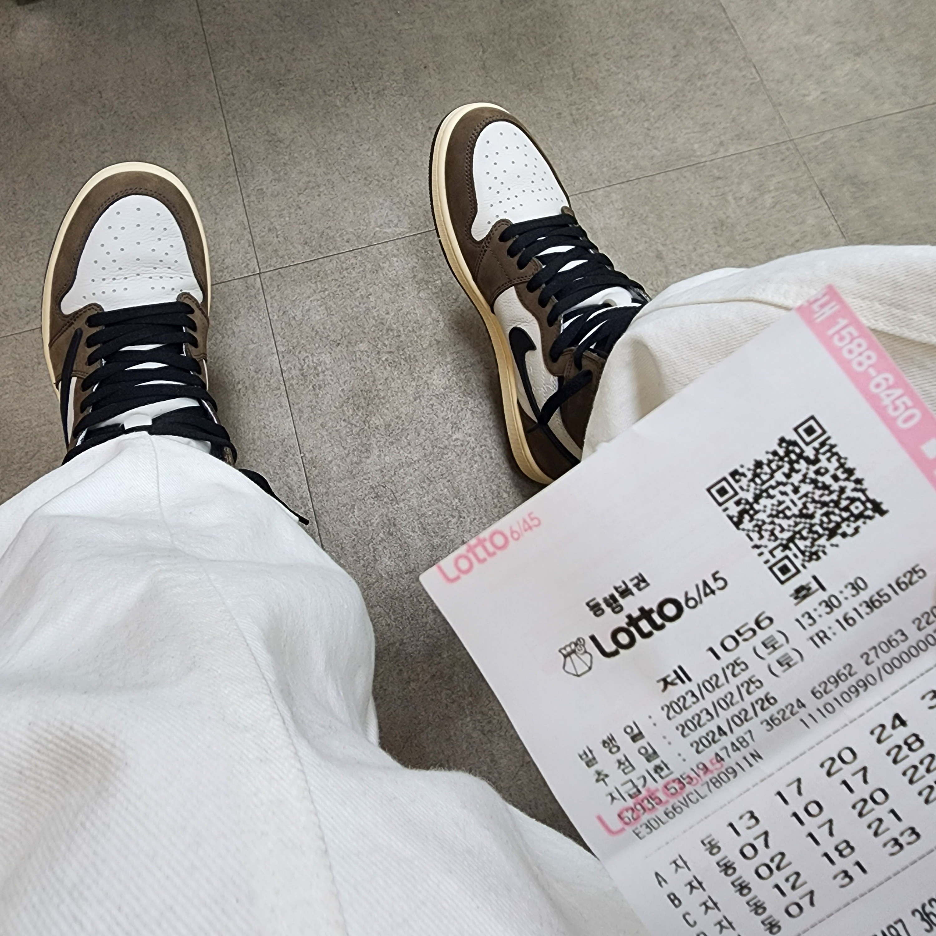 Jordan 1 x Travis Scott Retro High OG SP Mocha 착용 스타일 - 1