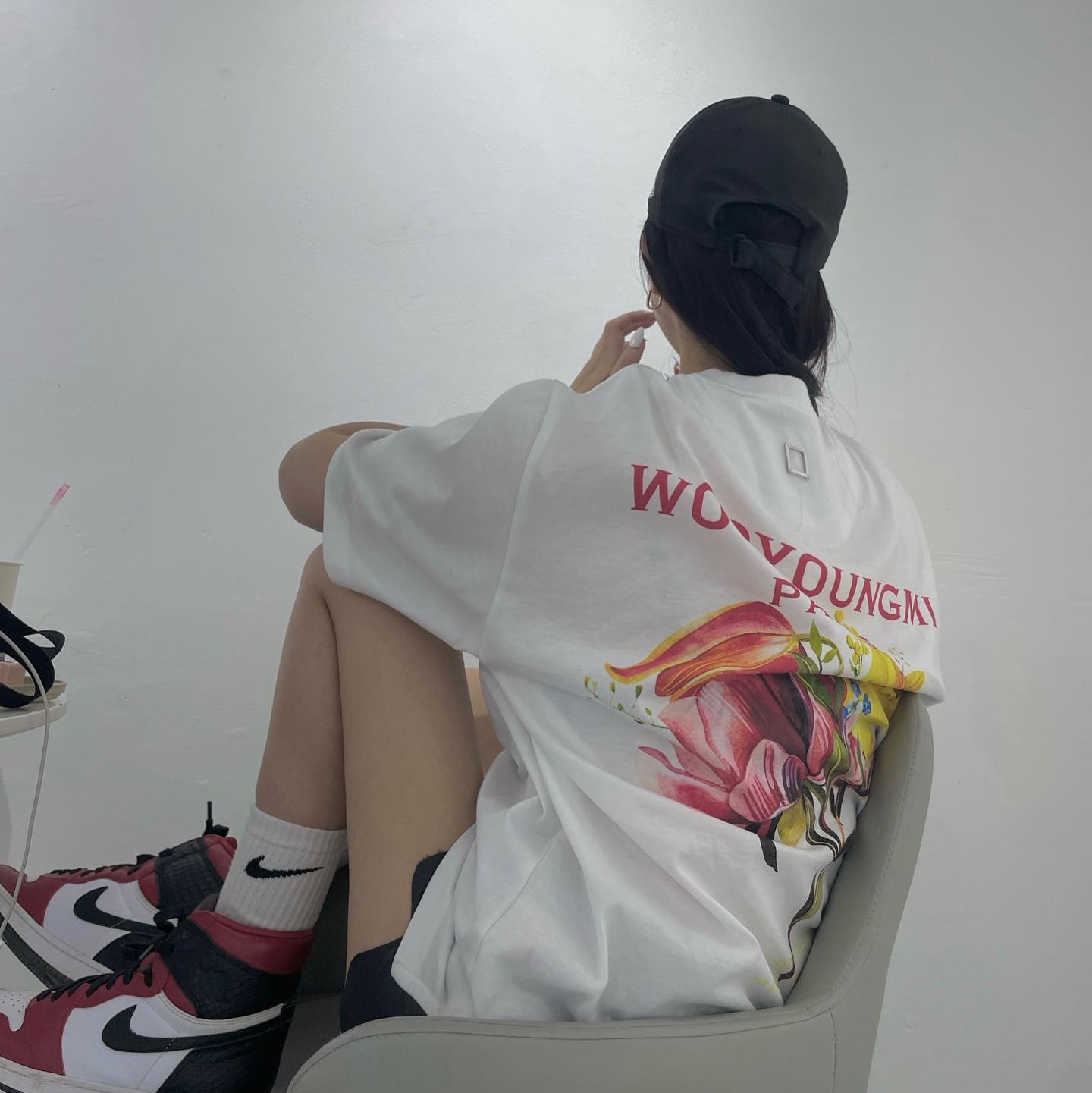 (W) Wooyoungmi Color Flower T-Shirt White - 22SS, (W) Wooyoungmi Color Flower T-Shirt Navy - 22SS 착용 스타일