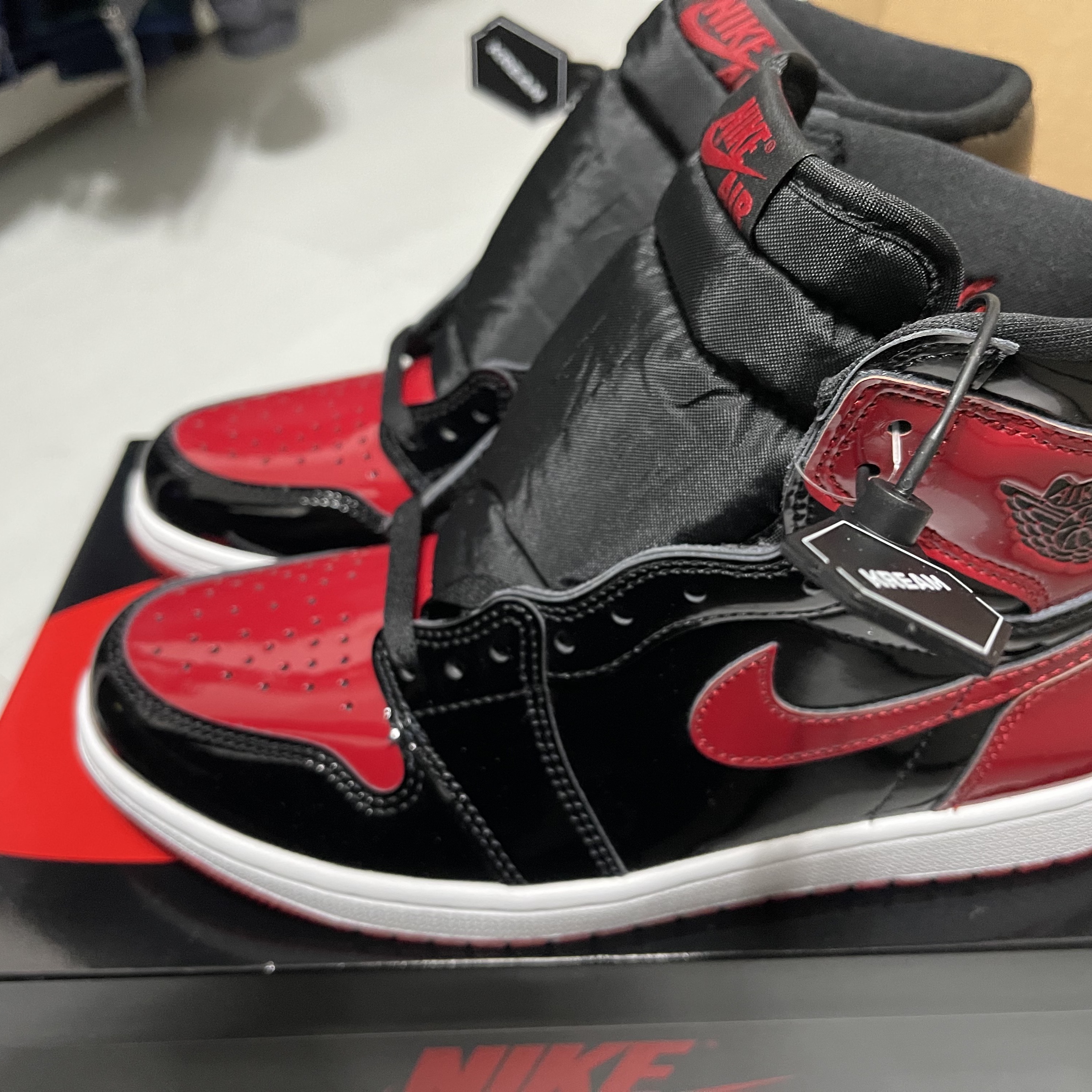 Jordan 1 Retro High OG Patent Bred 착용 스타일 - 2