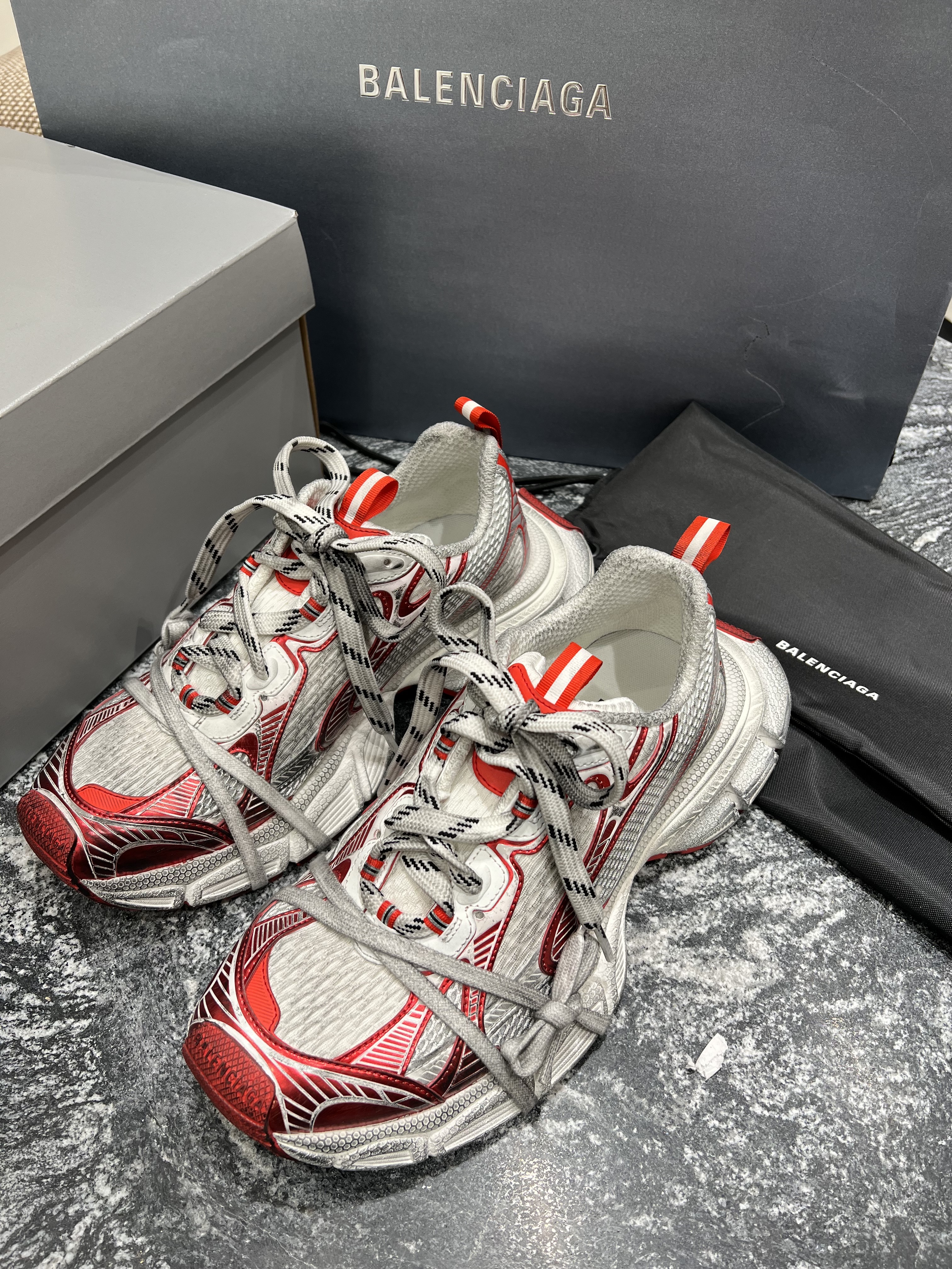 Balenciaga 3XL Sneakers White Red 착용 스타일 - 1