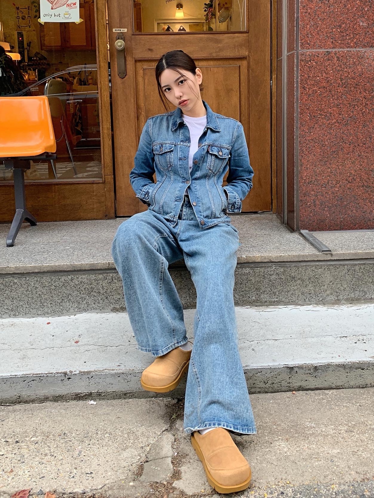Levi's Women Original Trucker Jacket Medium Indigo 착용 스타일 - 2