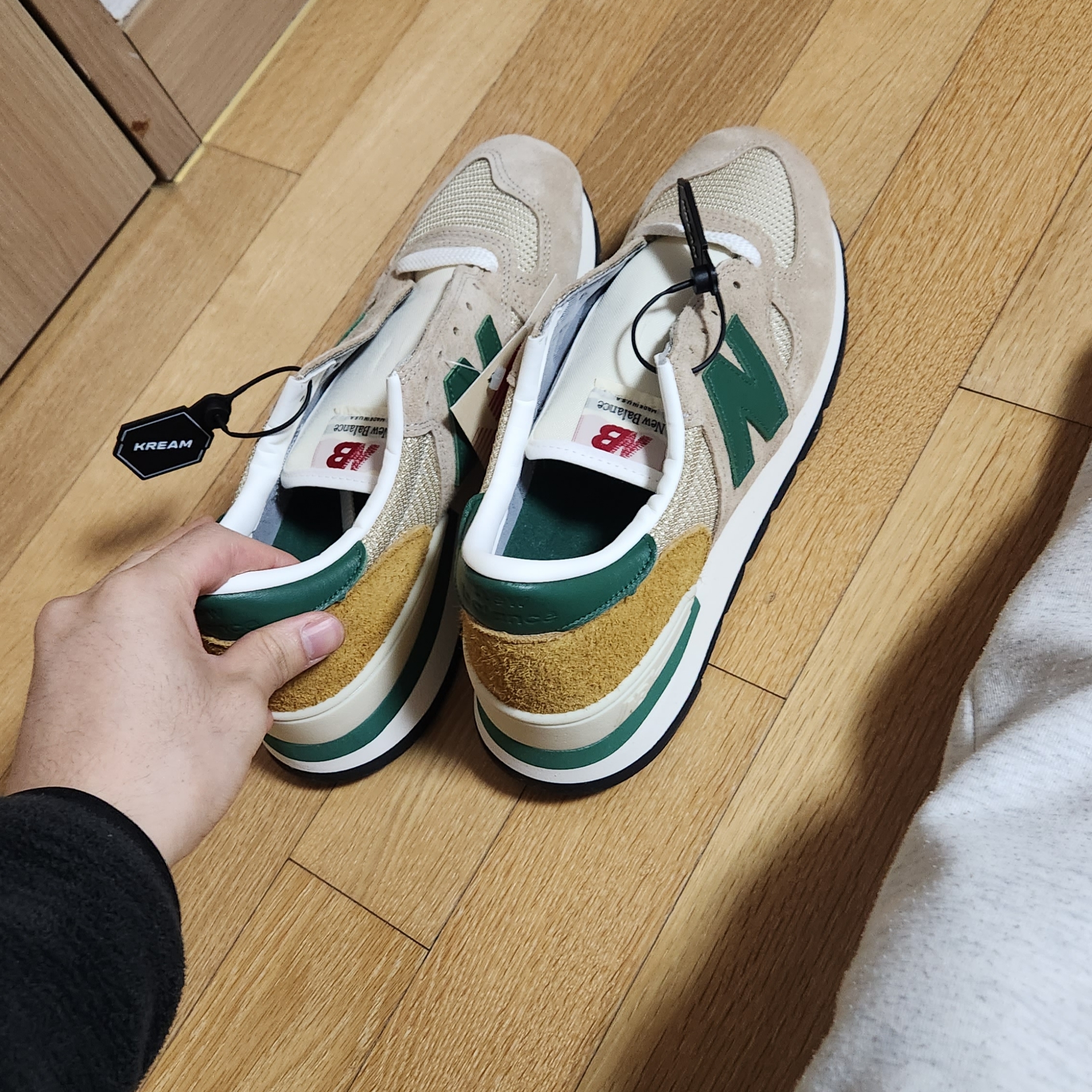 New Balance 990v1 Tan Green 착용 스타일