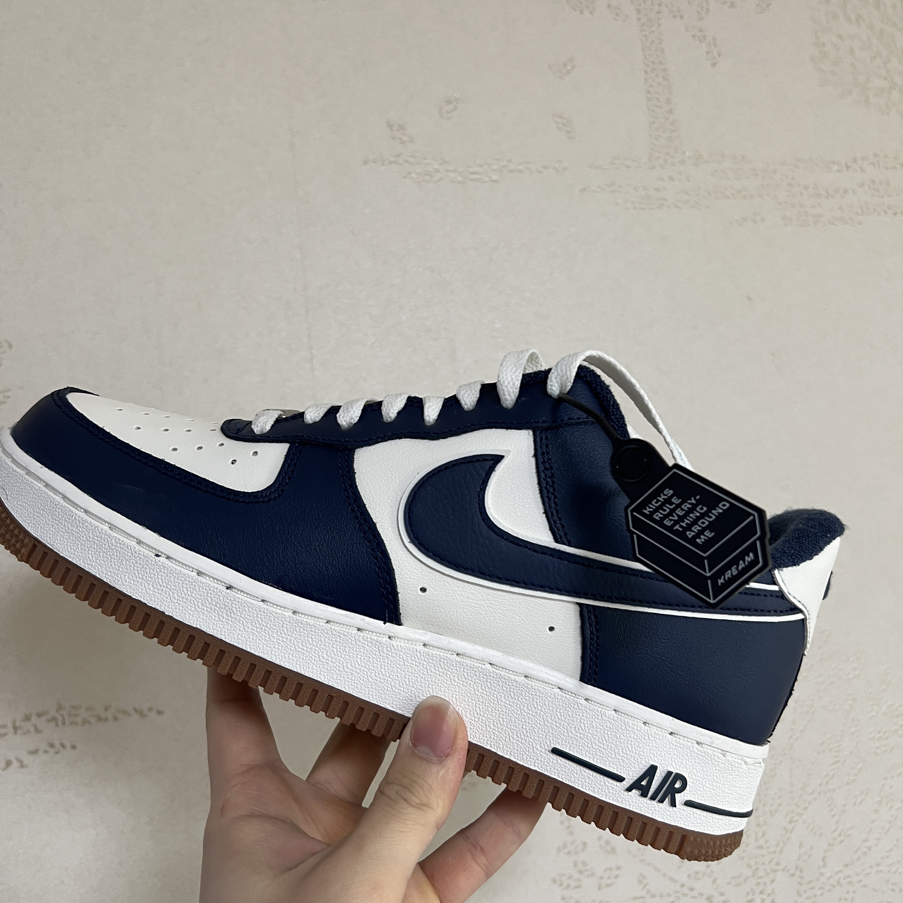Nike Air Force 1 '07 LV8 Midnight Navy 착용 스타일