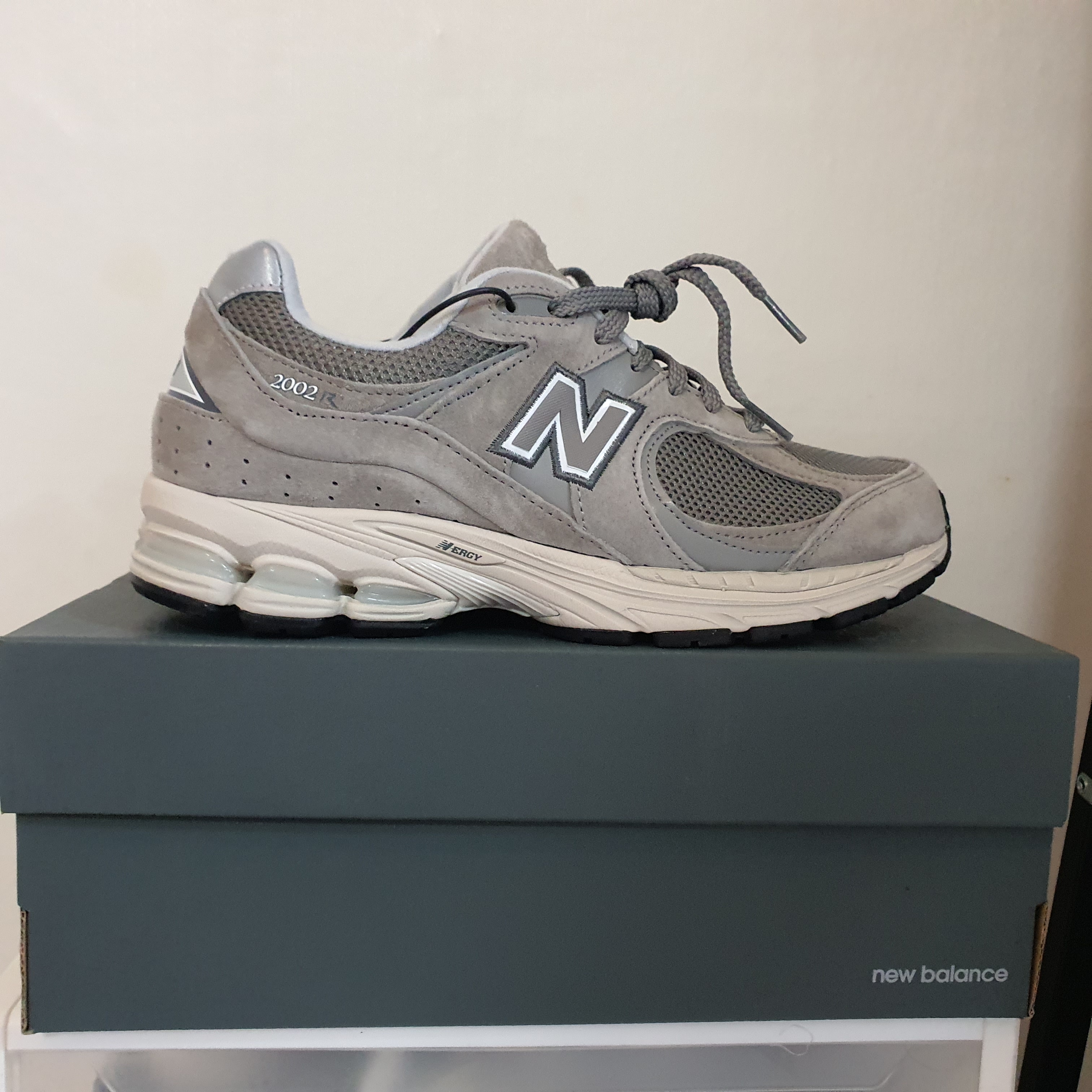 New Balance 2002R Grey 착용 스타일