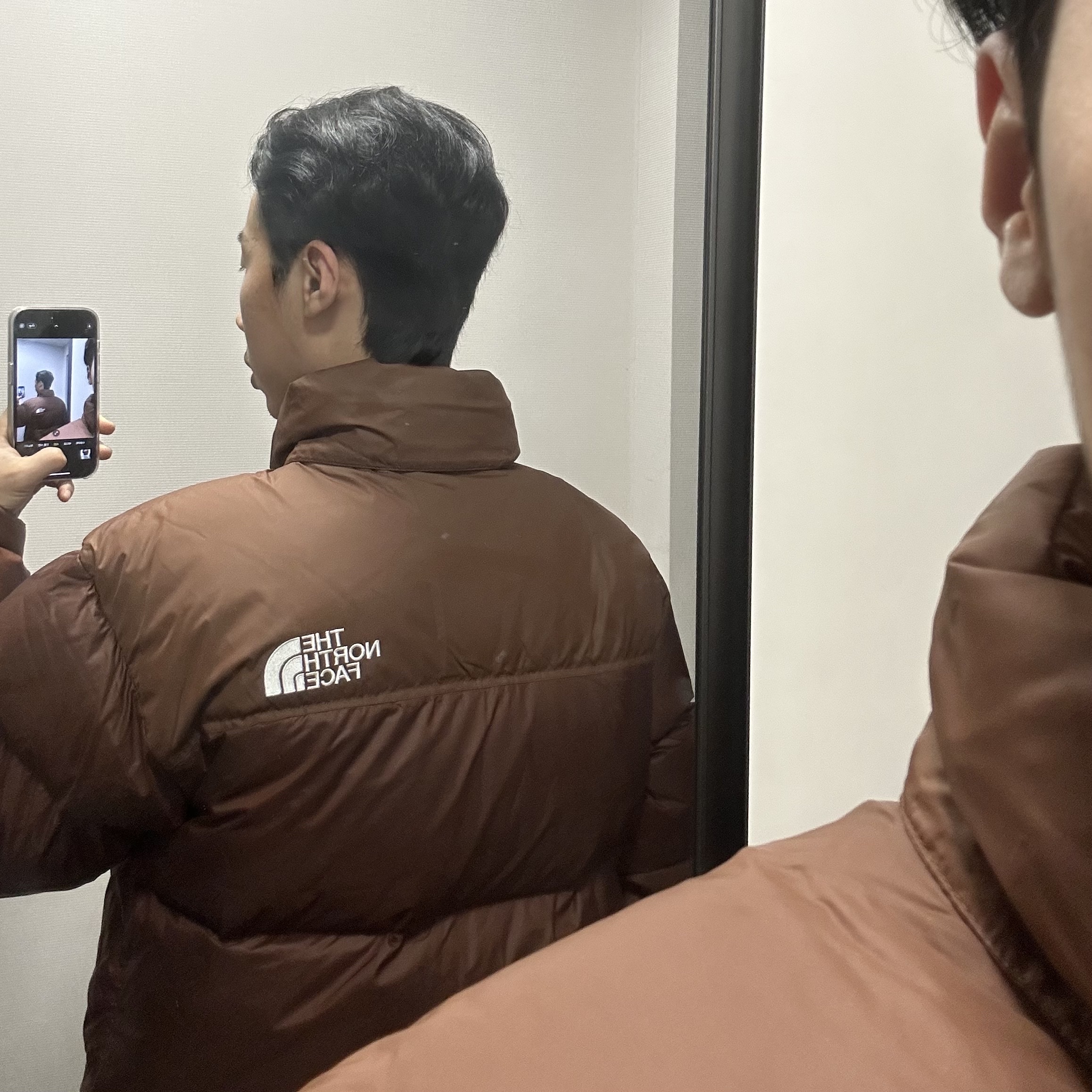 The North Face 1996 Retro Nuptse Jacket Dark Oak 착용 스타일 - 2