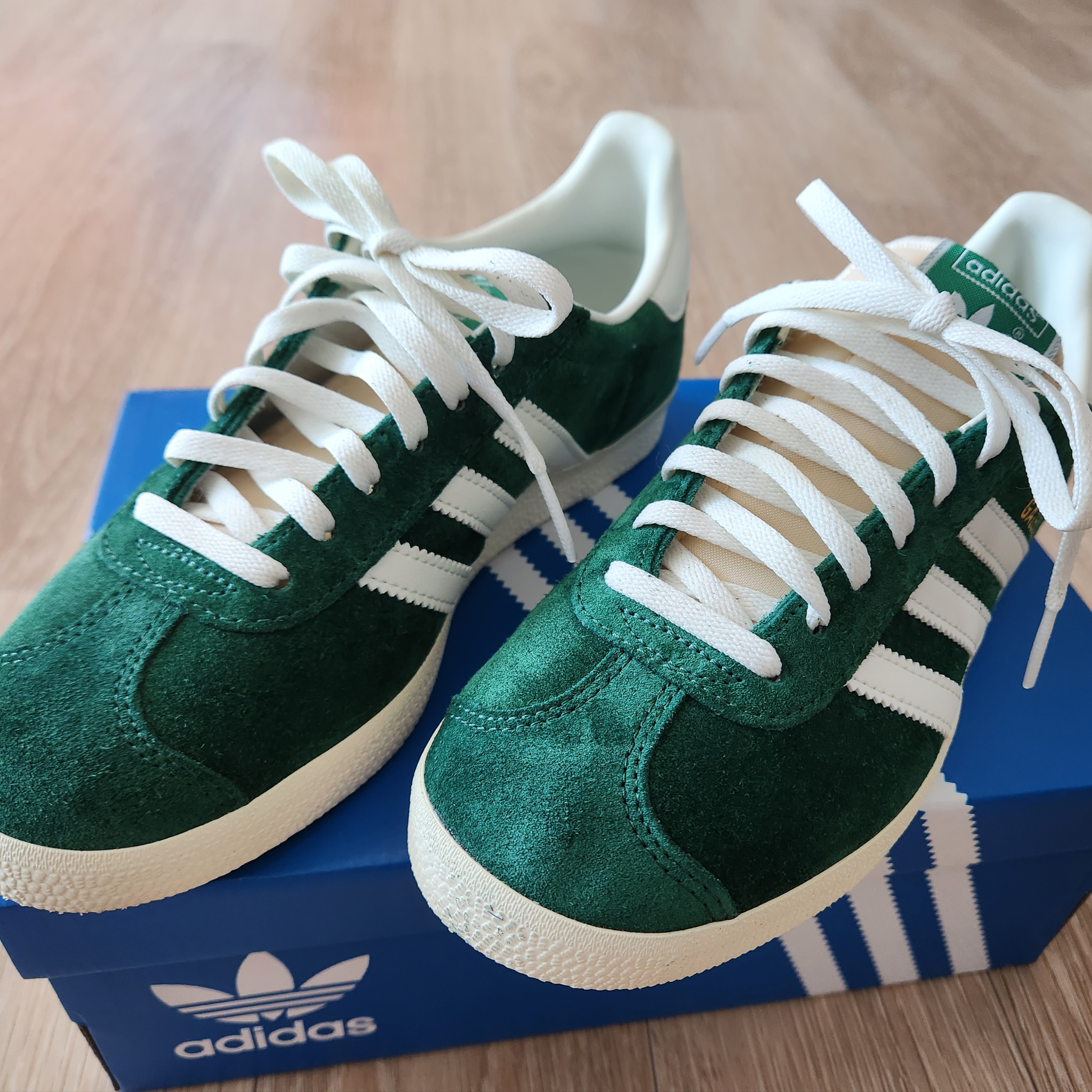 Adidas Gazelle Dark Green Cream White 착용 스타일 - 3